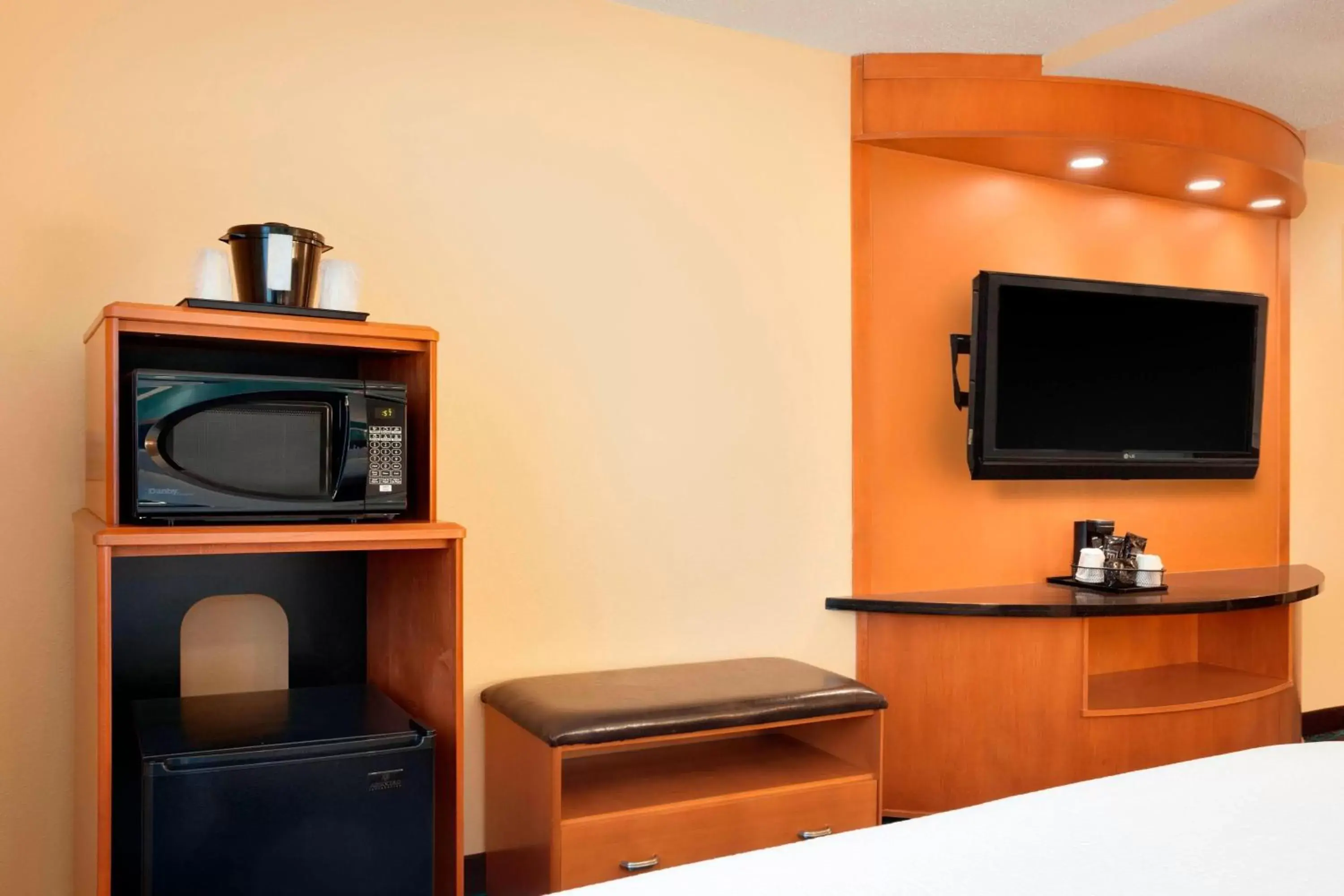 Bedroom, TV/Entertainment Center in Fairfield Inn & Suites by Marriott Dallas Plano