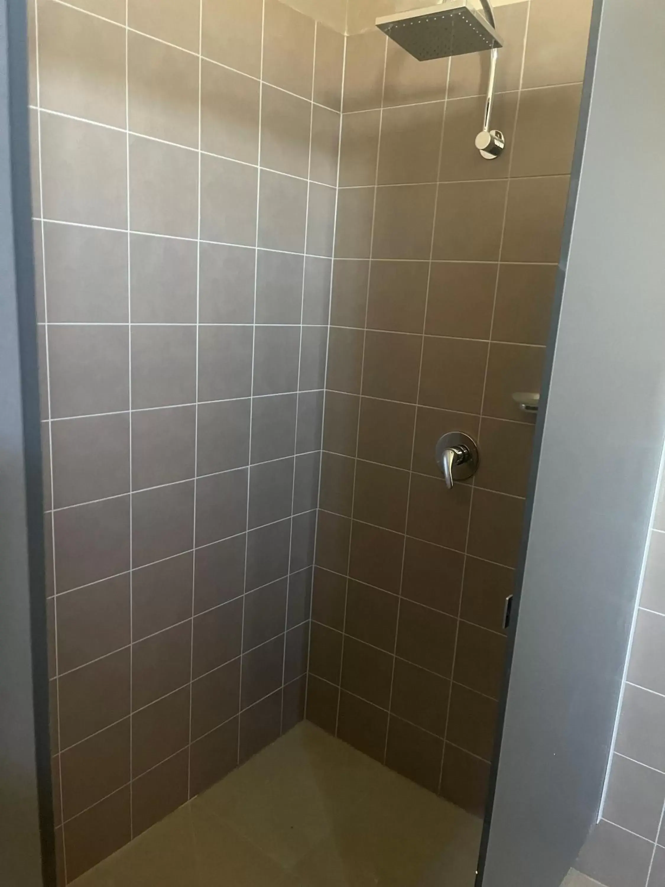 Shower, Bathroom in Bellbird Hotel