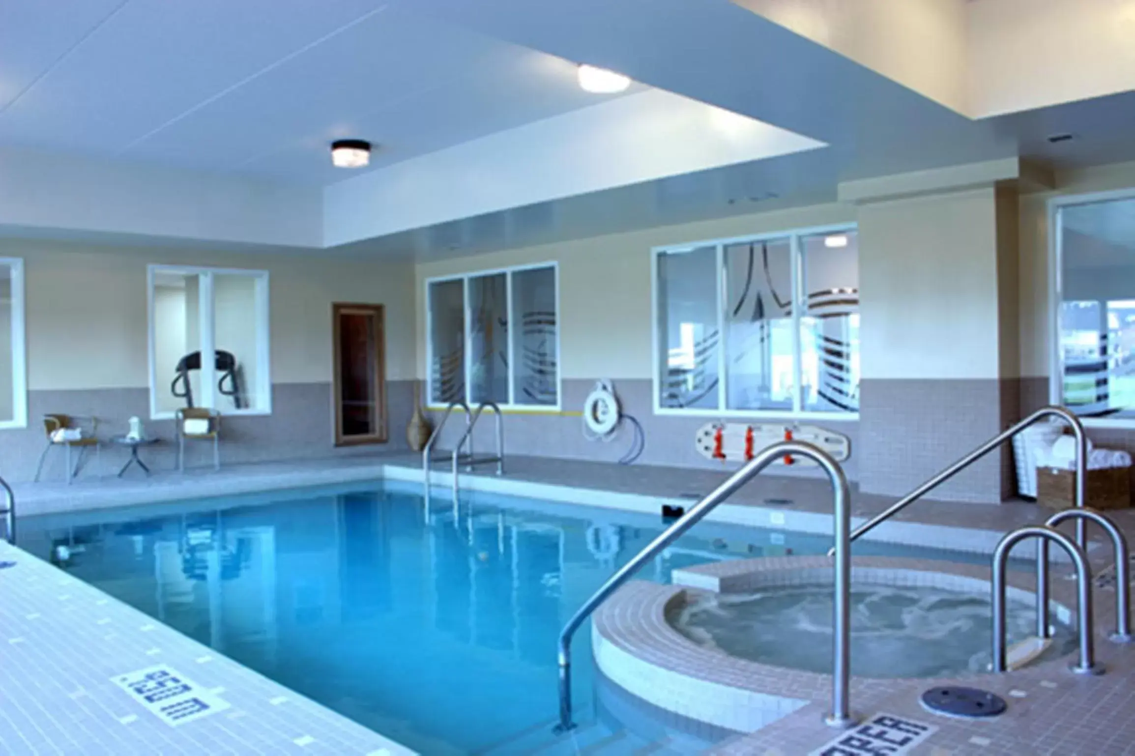 Swimming Pool in Admiral Inn Mississauga