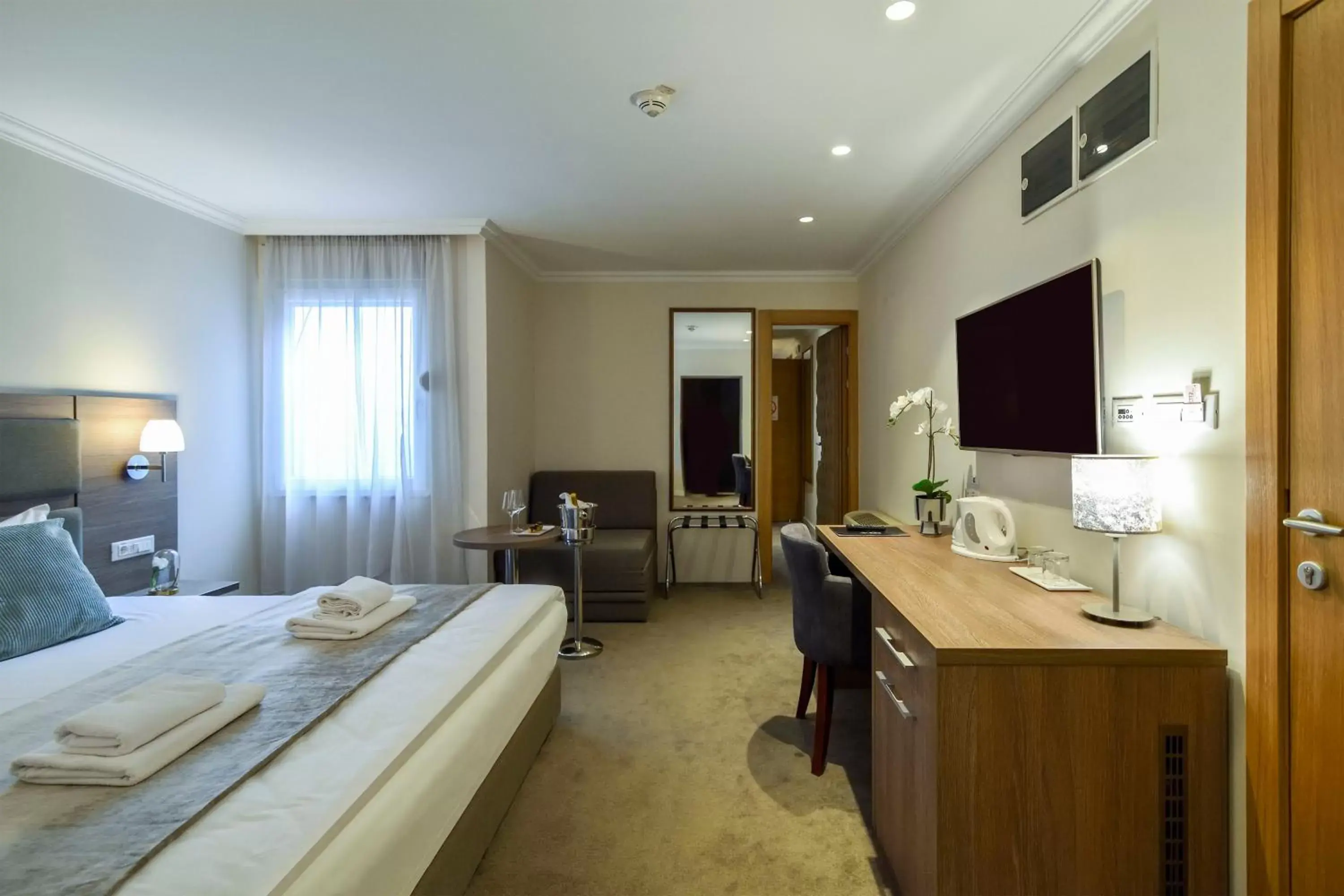 TV and multimedia in Hotel Opera Garni