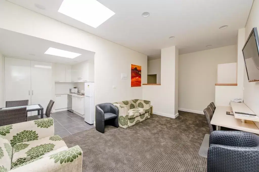 Photo of the whole room, Seating Area in Belconnen Way Hotel & Serviced Apartments
