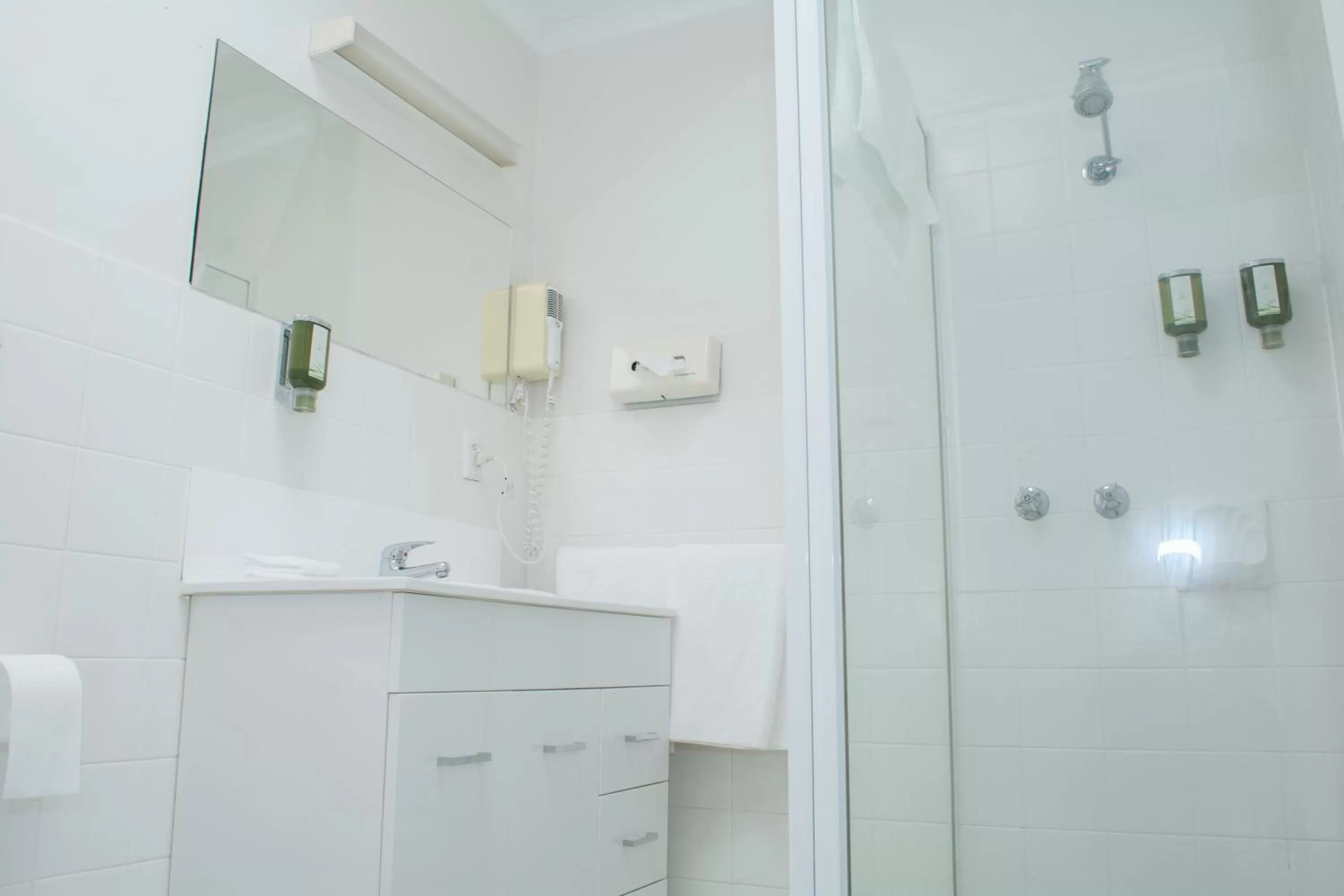 Shower in Alexander Motor Inn