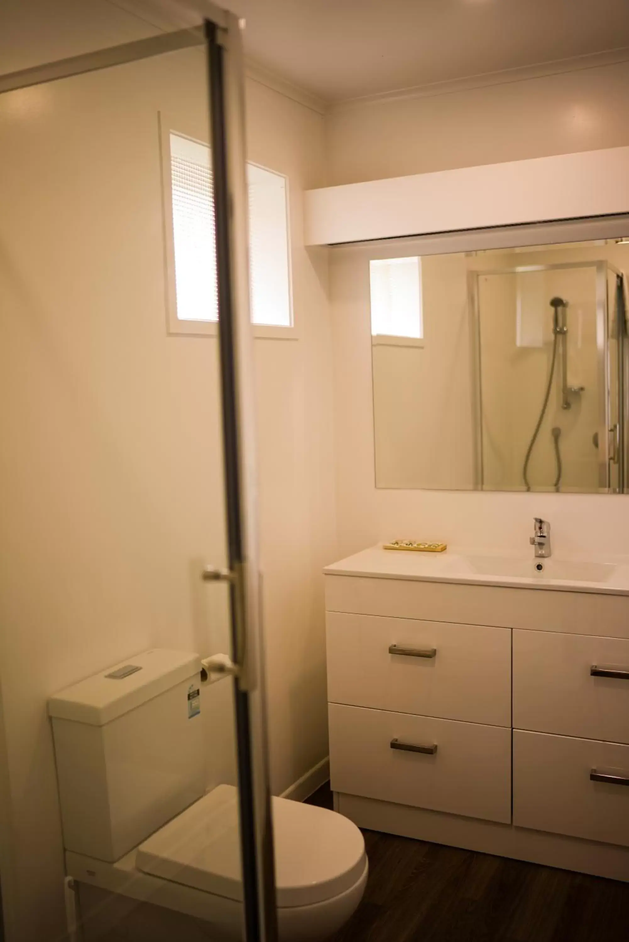 Bathroom in Alpers Lodge & Conference Centre