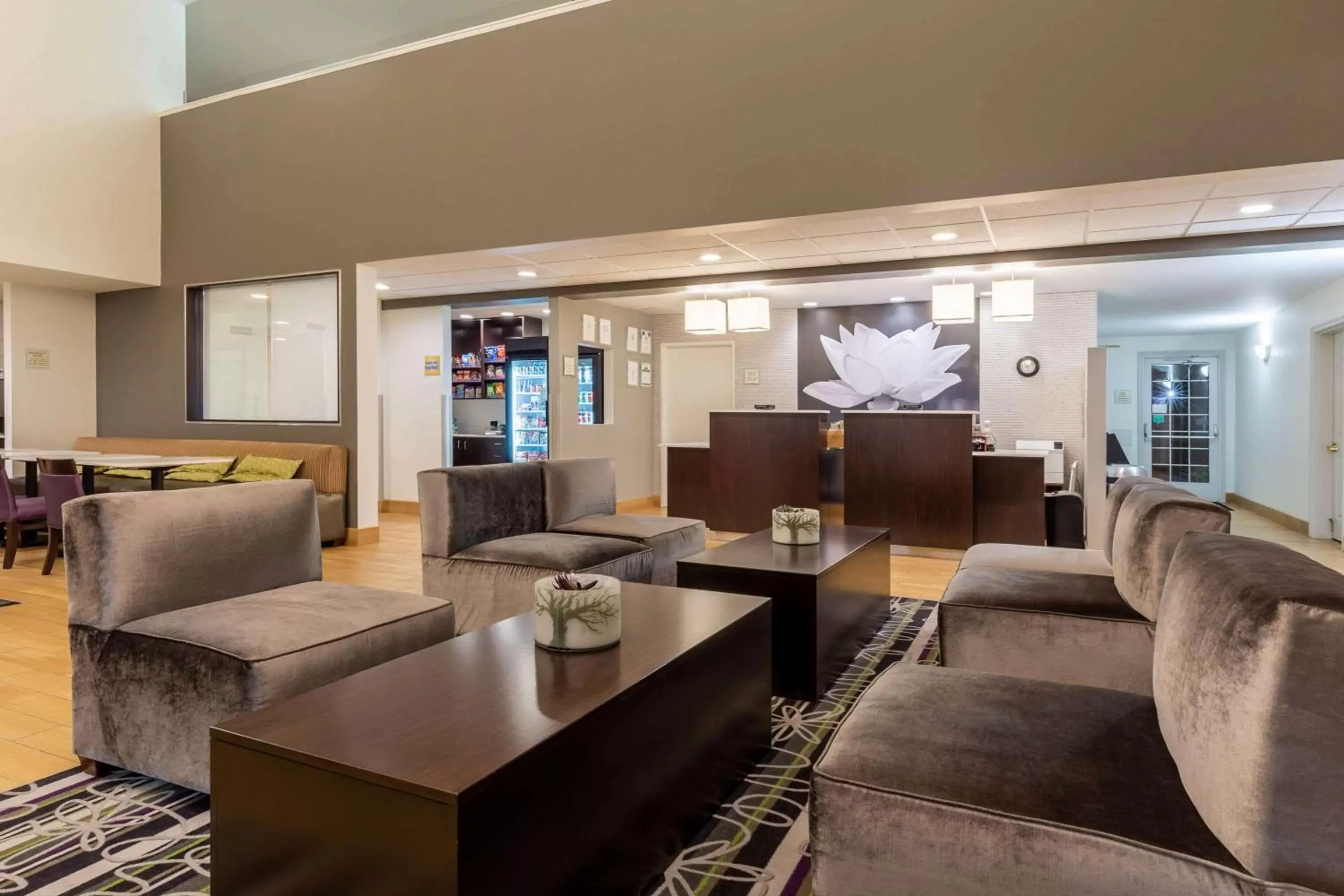 Lobby or reception, Lounge/Bar in La Quinta by Wyndham Spokane Valley