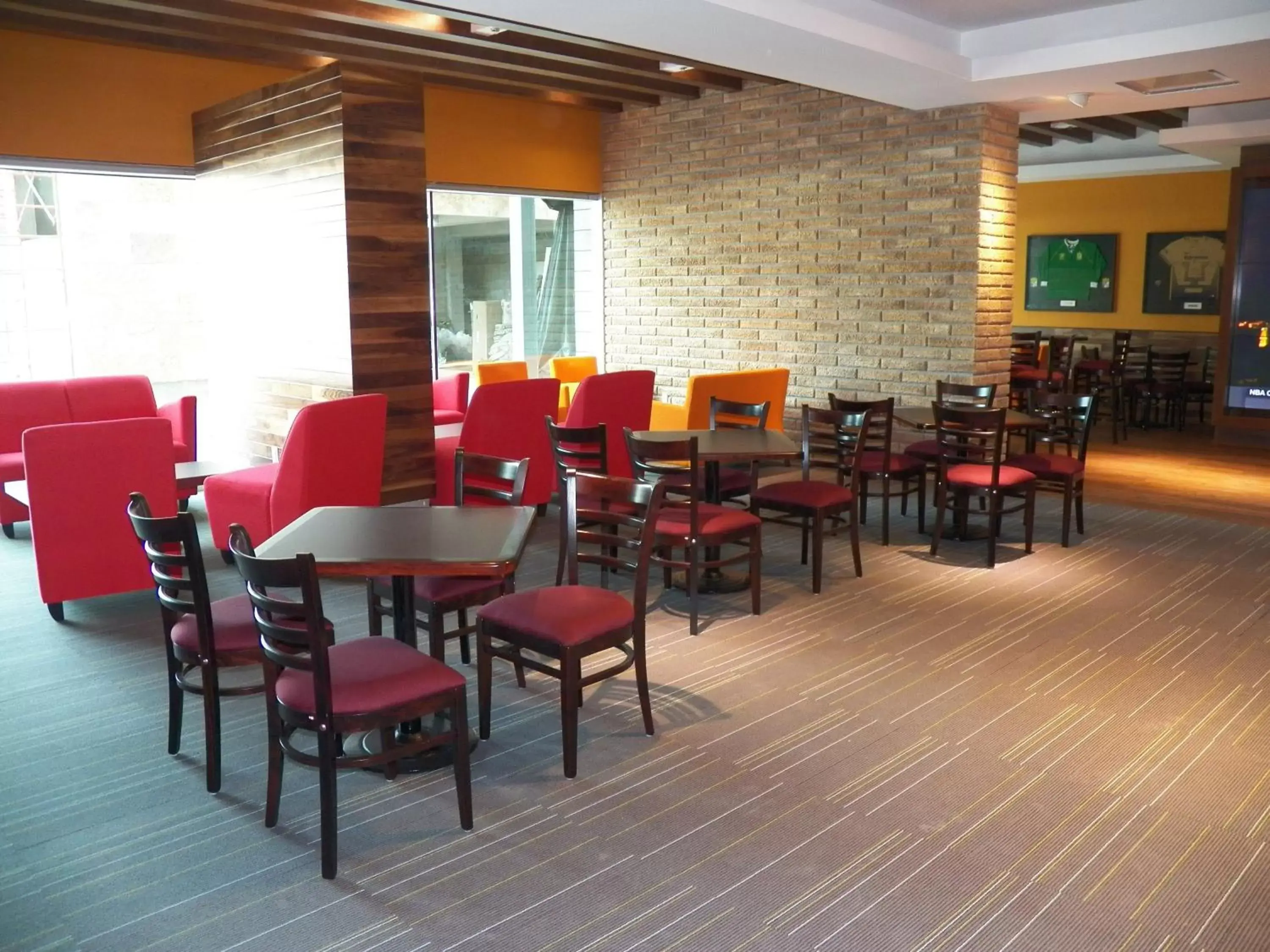 Lounge or bar, Restaurant/Places to Eat in Holiday Inn & Suites Plaza Mayor, an IHG Hotel