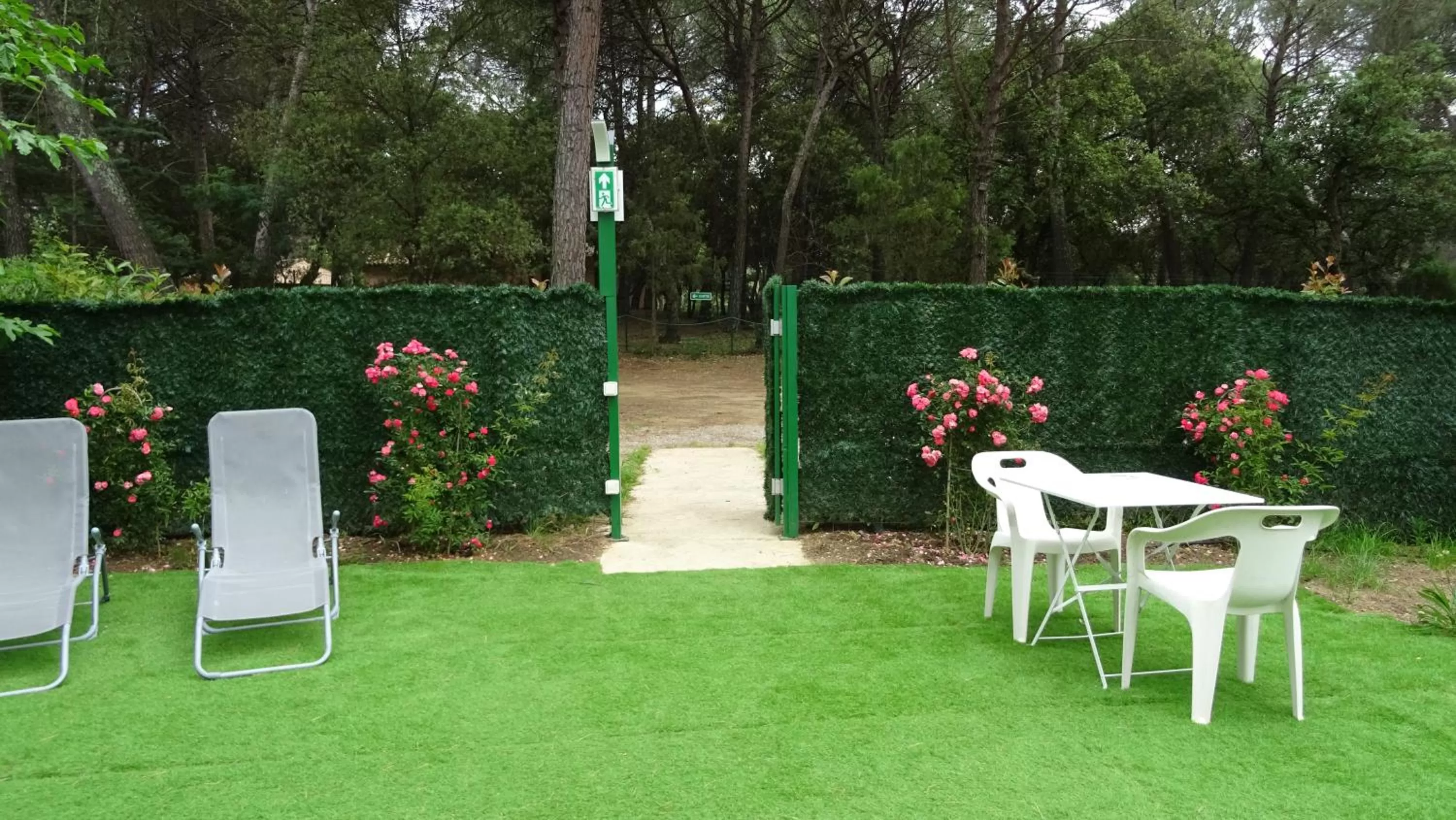 Property building, Garden in Les Chambres d'Hotes au Bois Fleuri