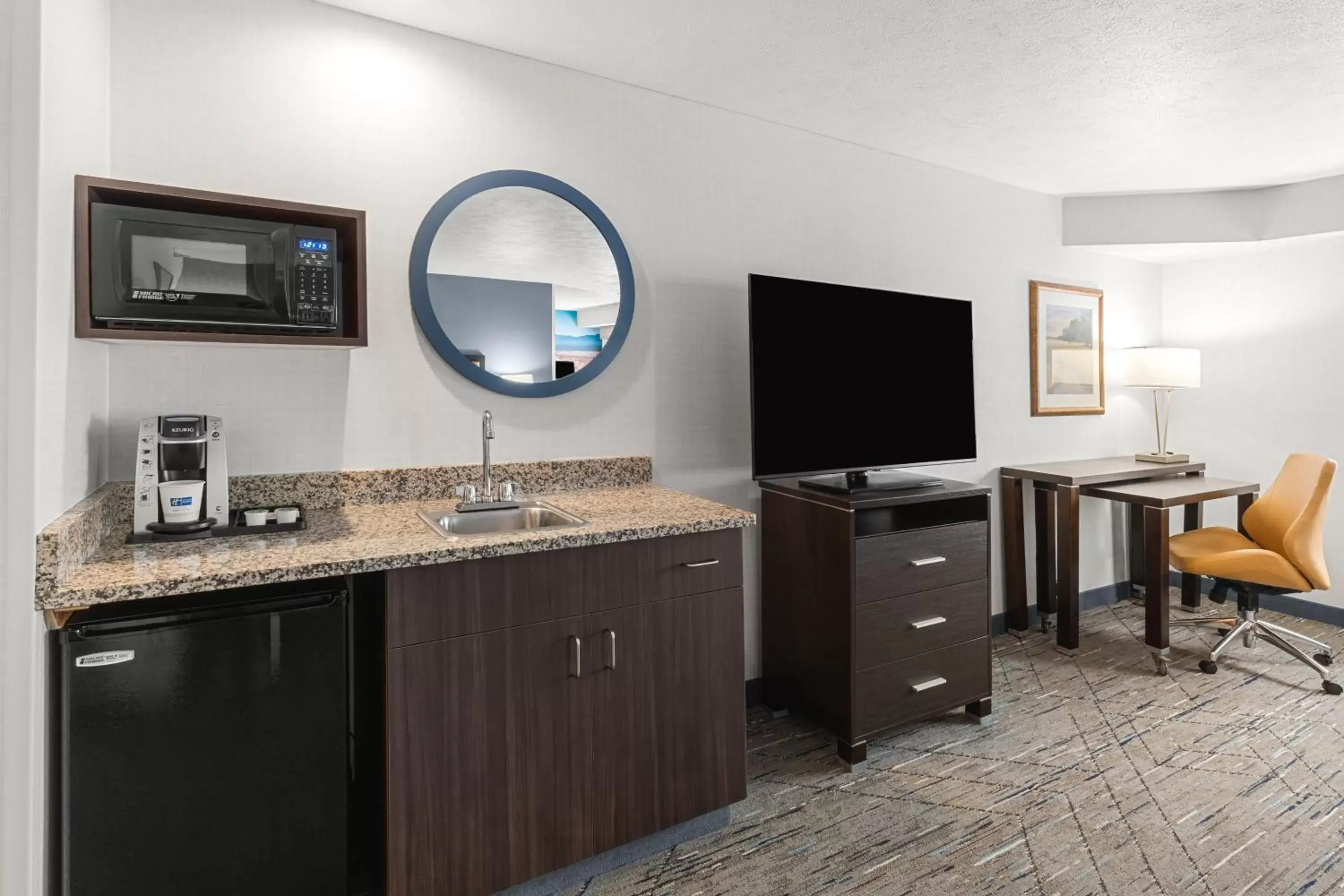 Photo of the whole room, TV/Entertainment Center in Holiday Inn Express Wenatchee, an IHG Hotel