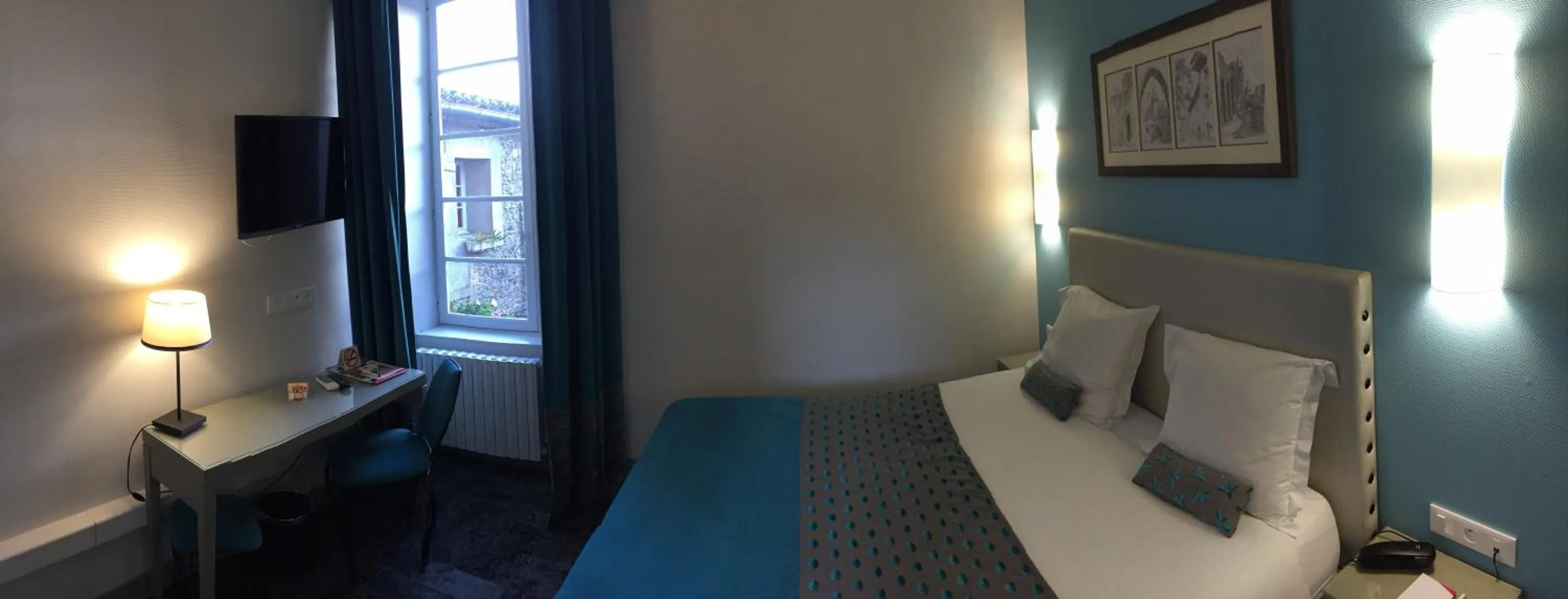 Photo of the whole room, Bed in Hotel Du Pont Vieux