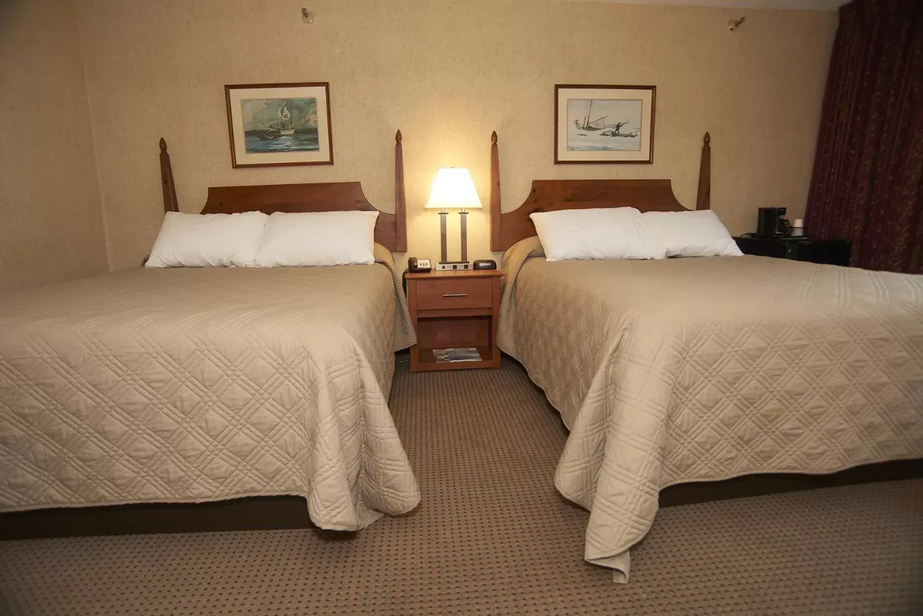 Photo of the whole room, Bed in Commodores Inn