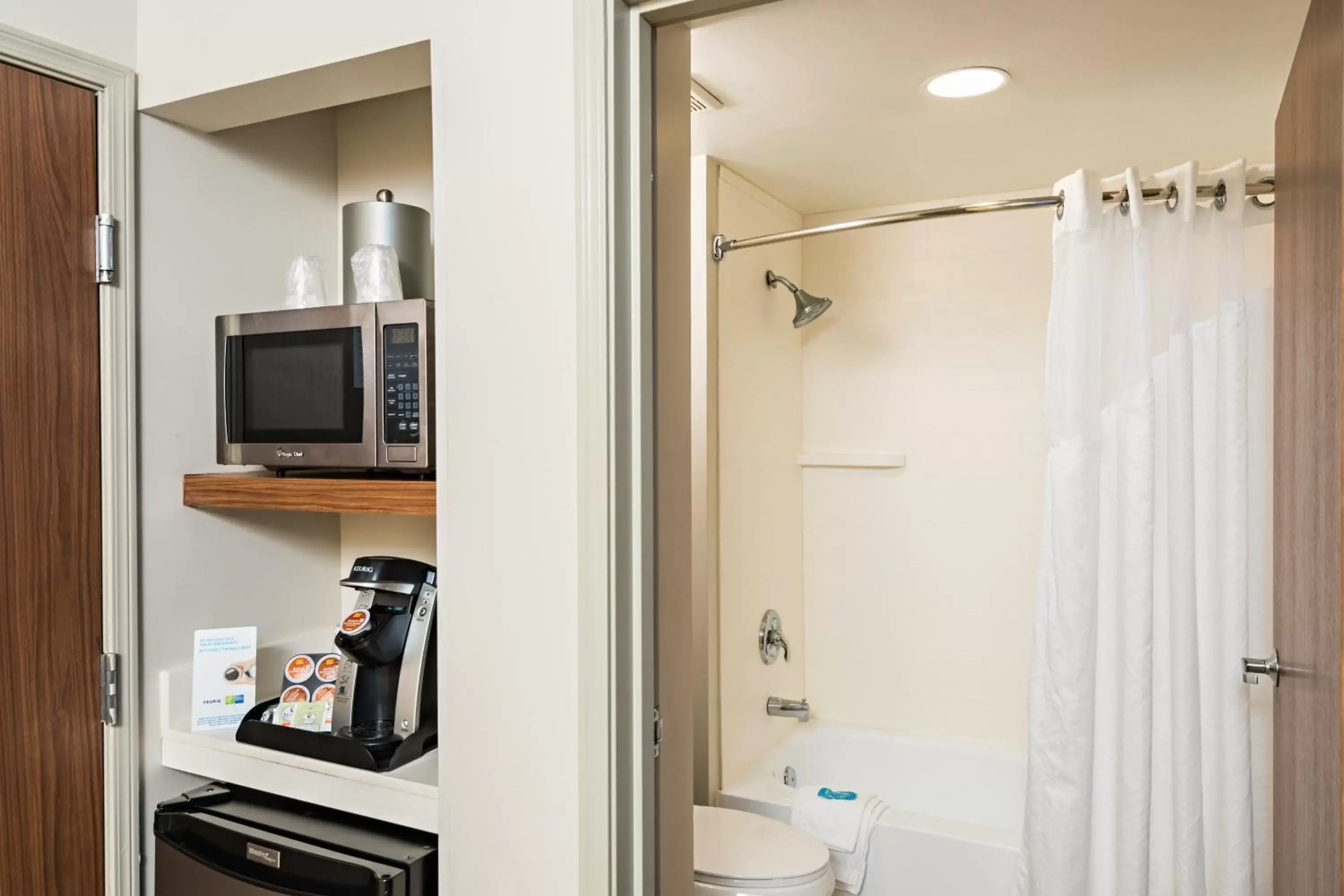 Bathroom, TV/Entertainment Center in Holiday Inn Express Peoria North - Glendale, an IHG Hotel