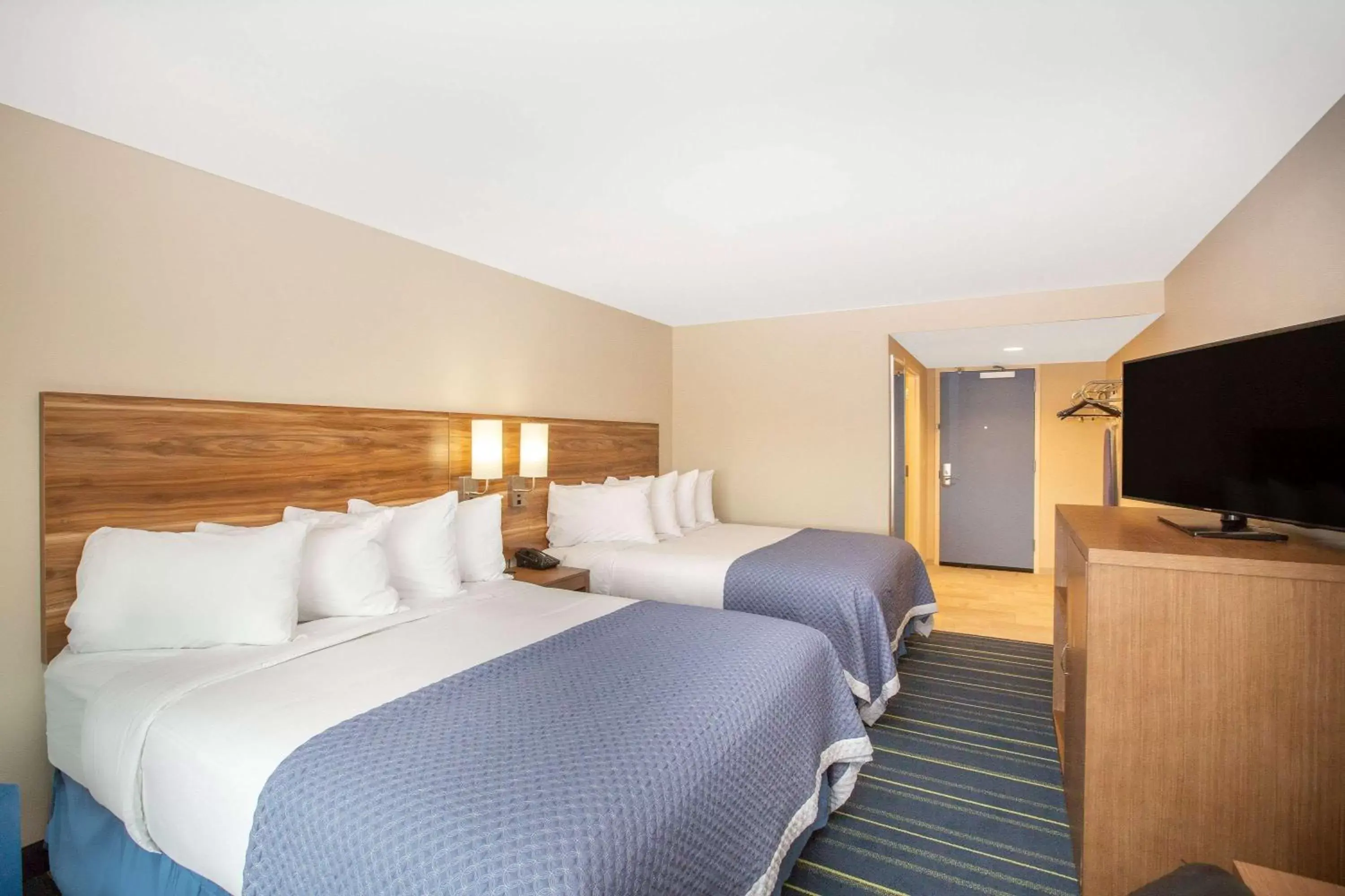 Photo of the whole room, Bed in Days Inn & Suites by Wyndham Kearney