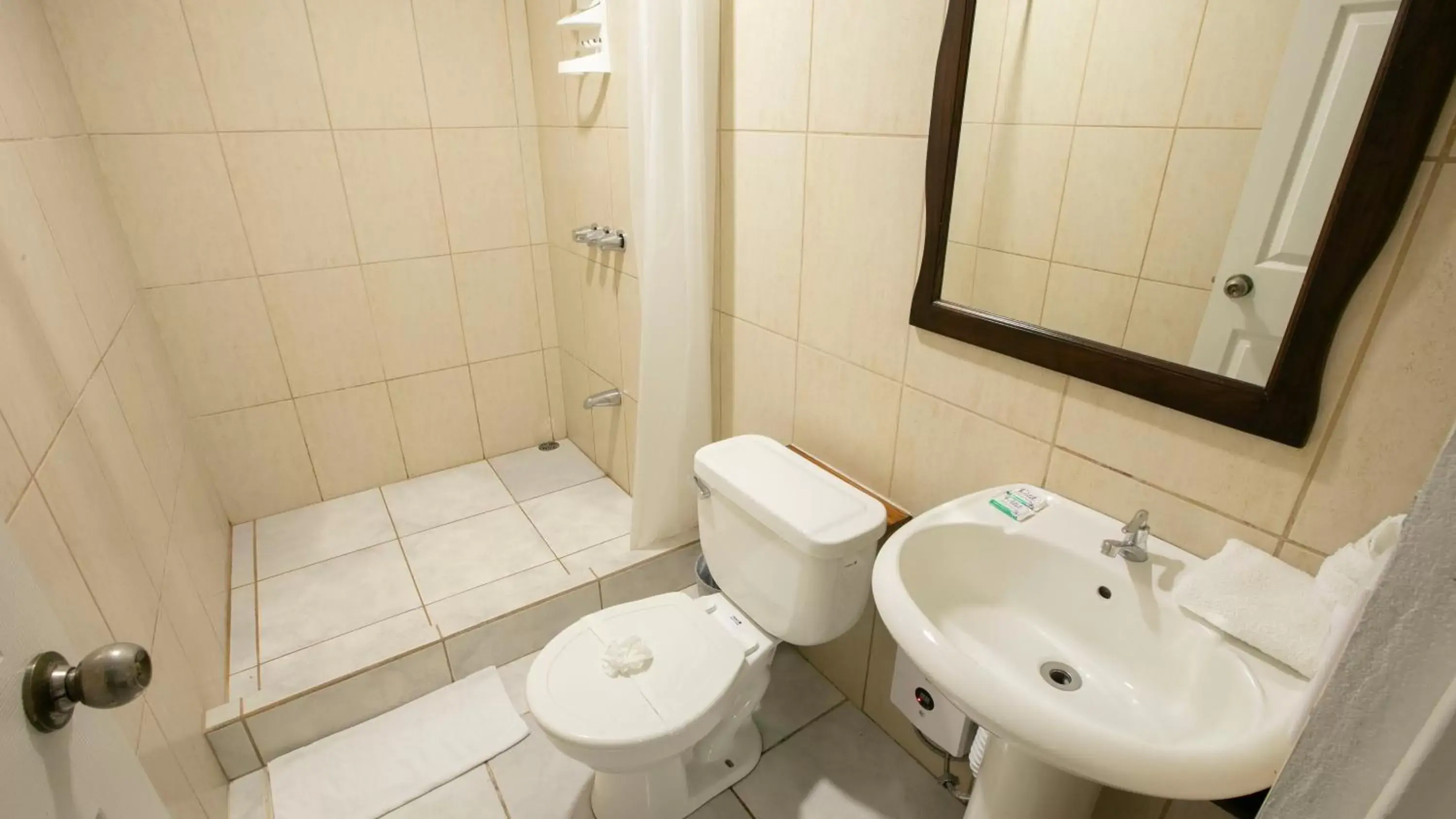 Shower, Bathroom in Coati Arenal Lodge