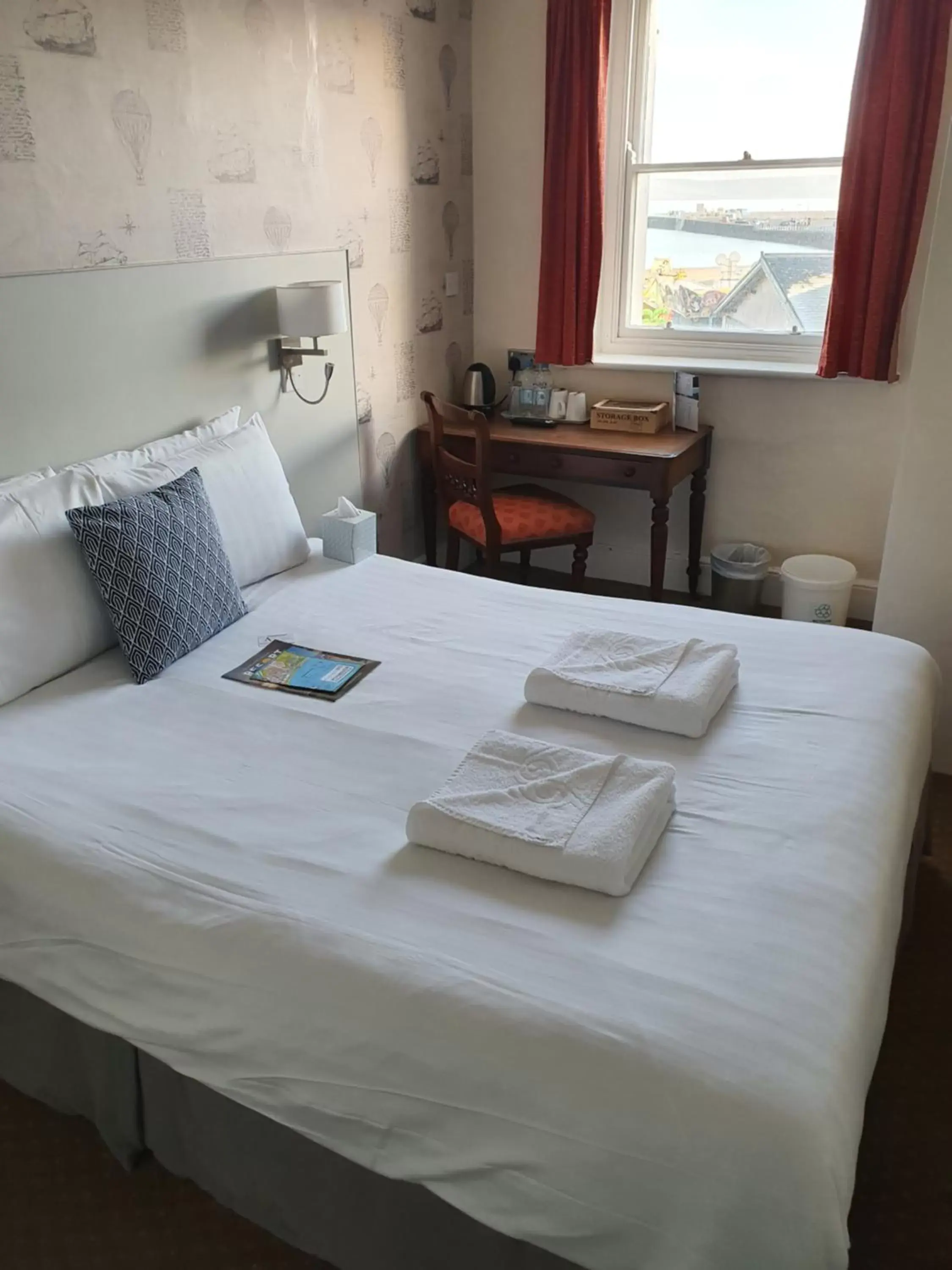 Bedroom, Bed in Alexandra Hotel Bedroom, Bed in Alexandra Hotel