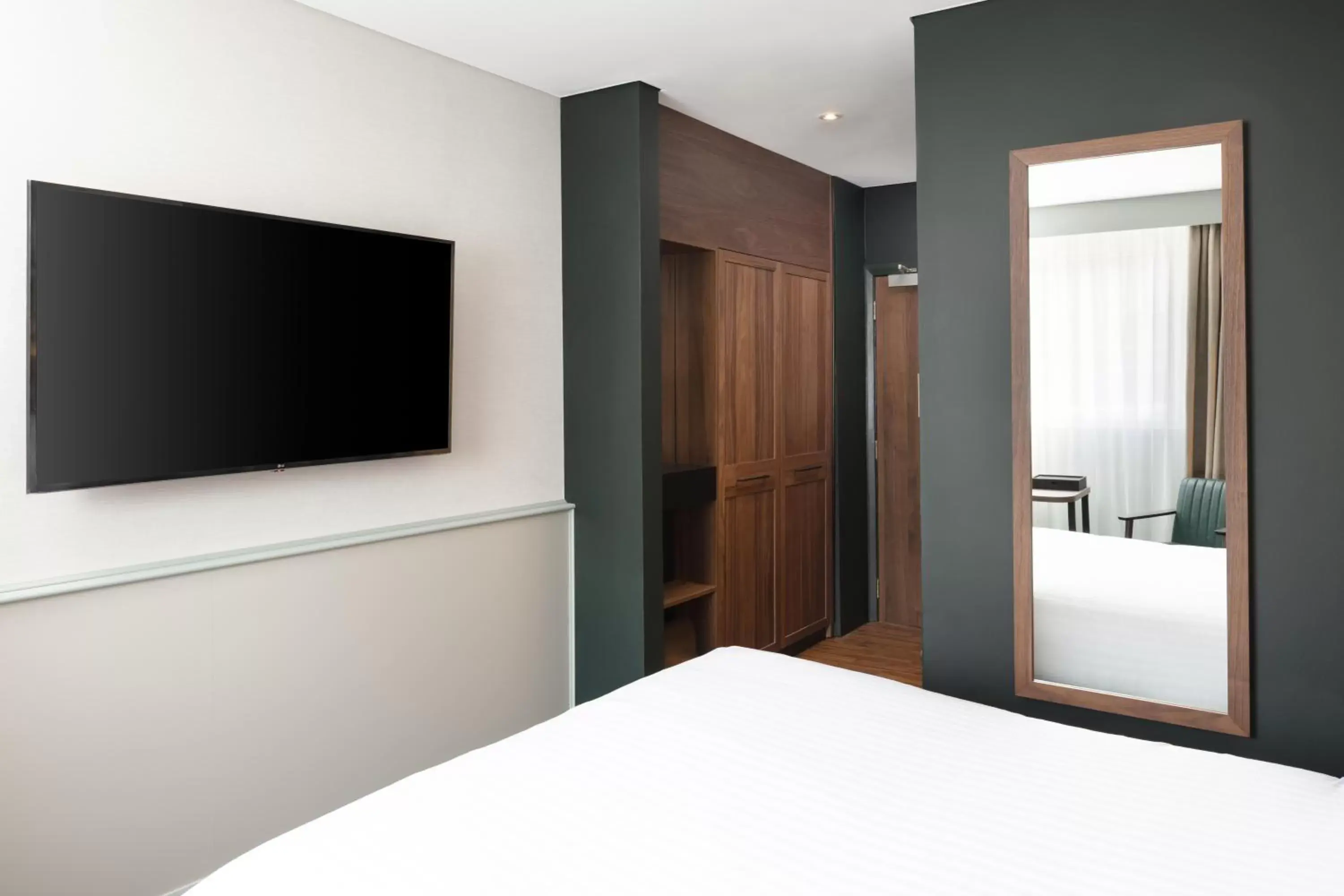 Bedroom, TV/Entertainment Center in Four Points by Sheraton Edinburgh
