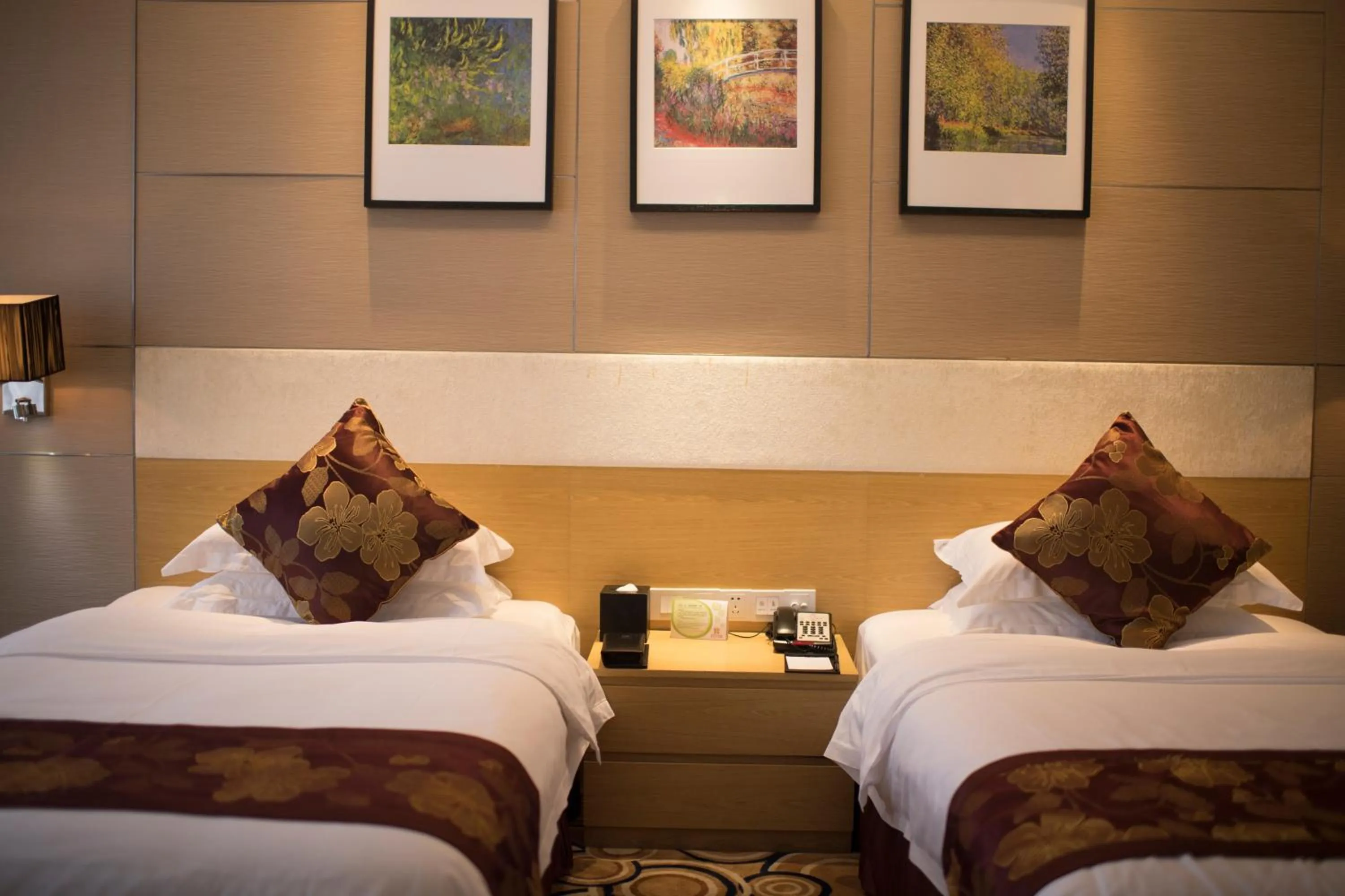 Bed in Suzhou Sun Plaza Hotel