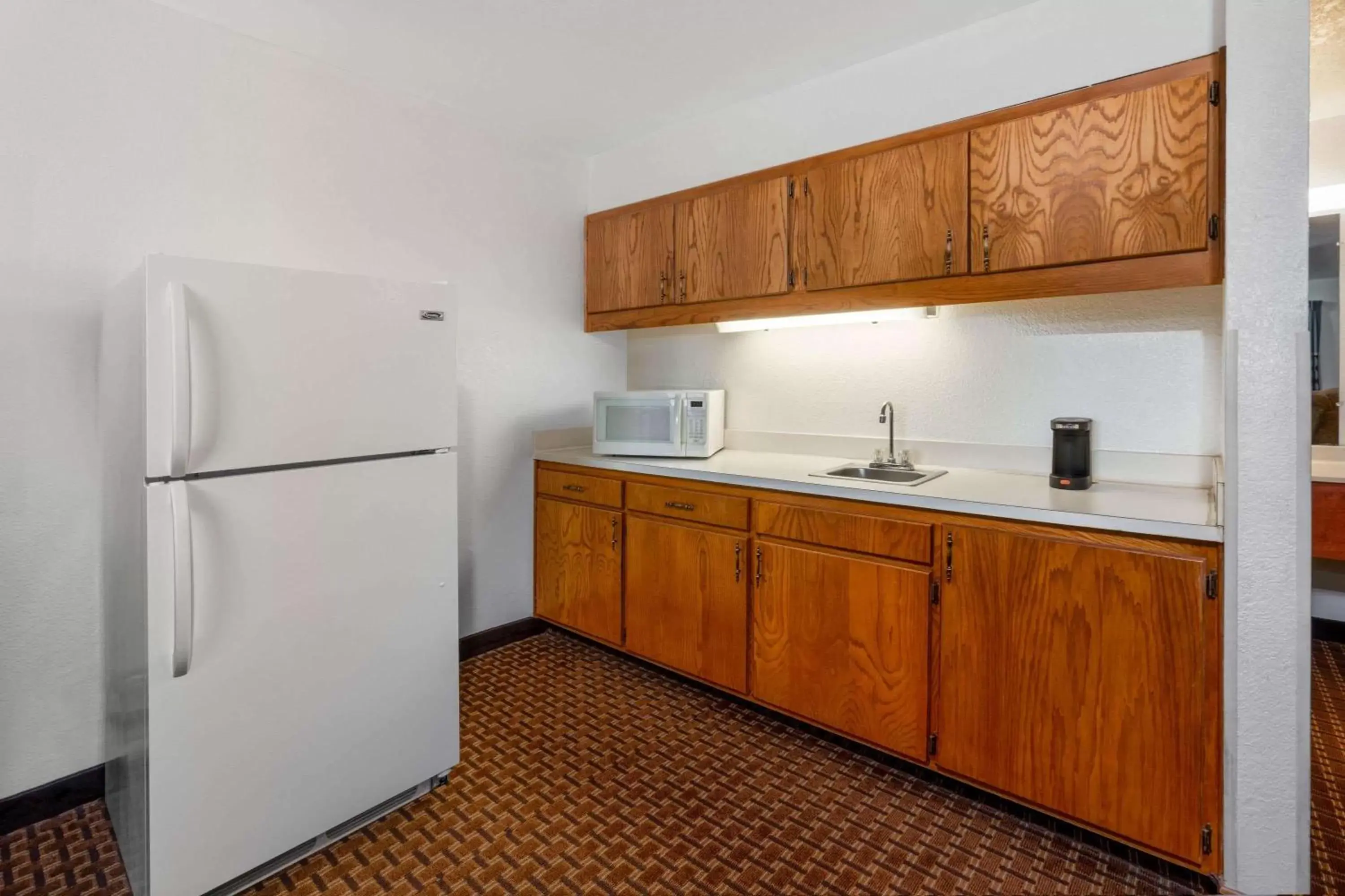 Photo of the whole room, Kitchen/Kitchenette in Super 8 by Wyndham Goodland