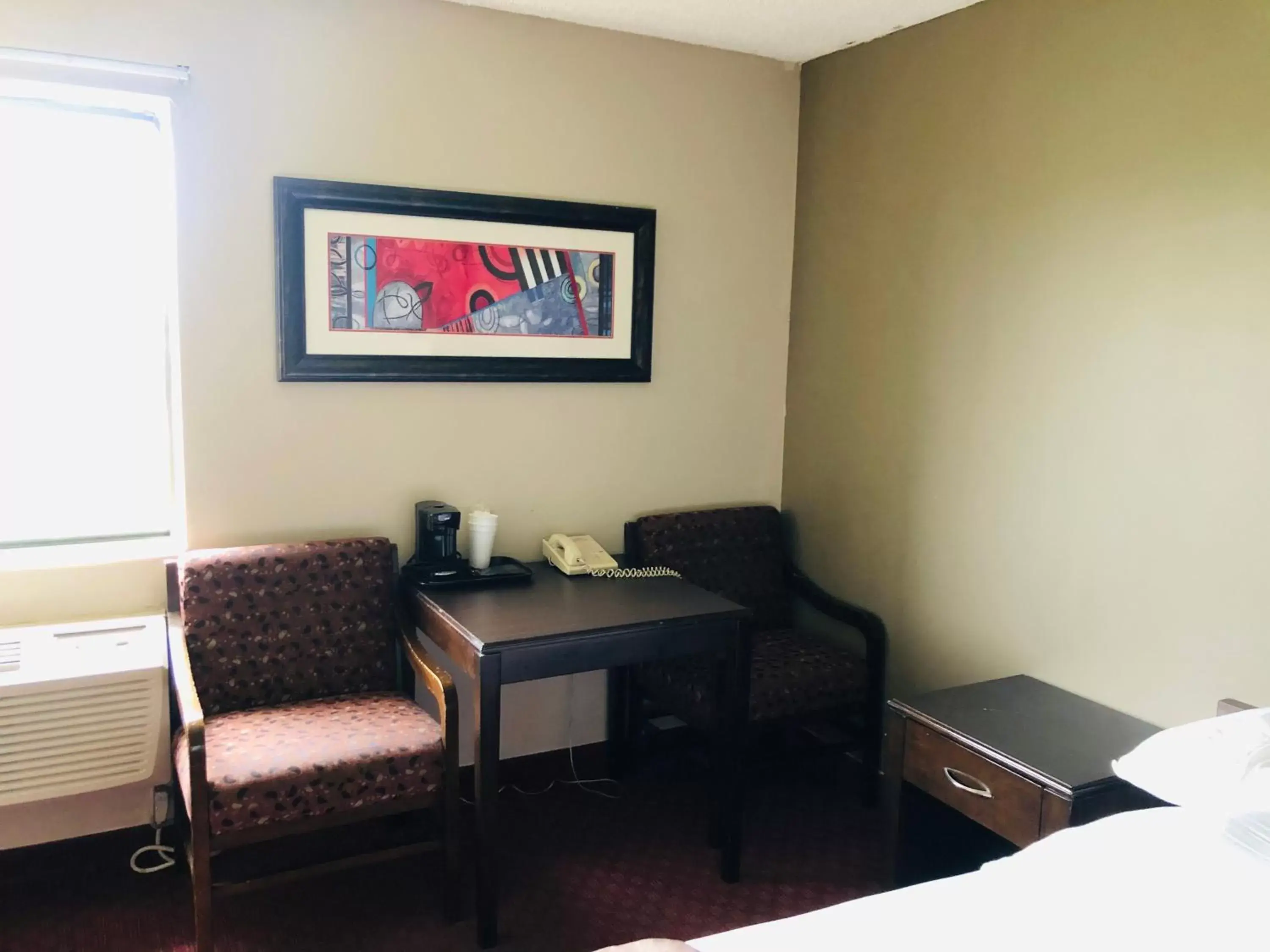 Seating Area in Super 8 by Wyndham Omaha SW