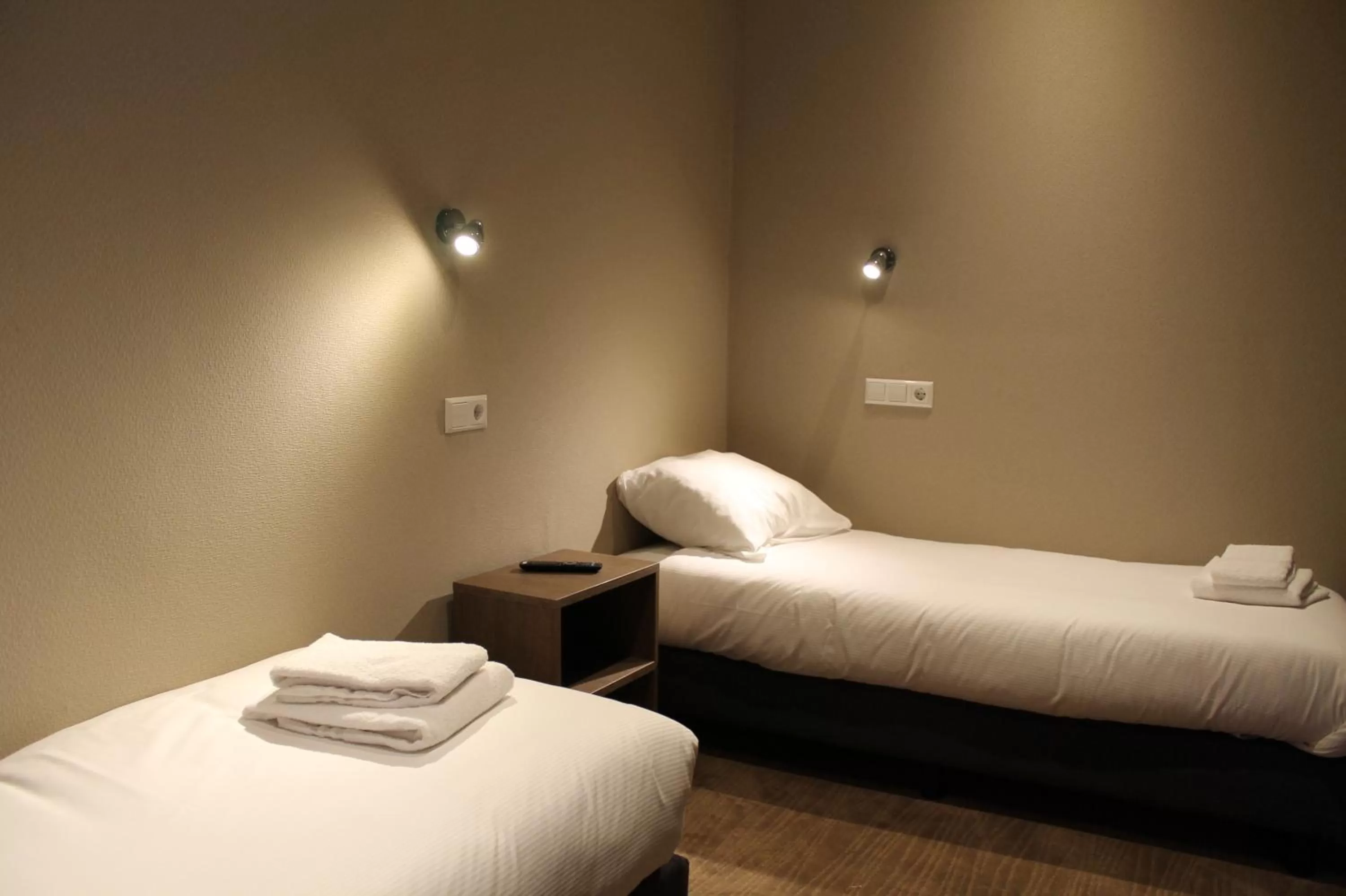 Bedroom, Bed in Blossoms City Hotel