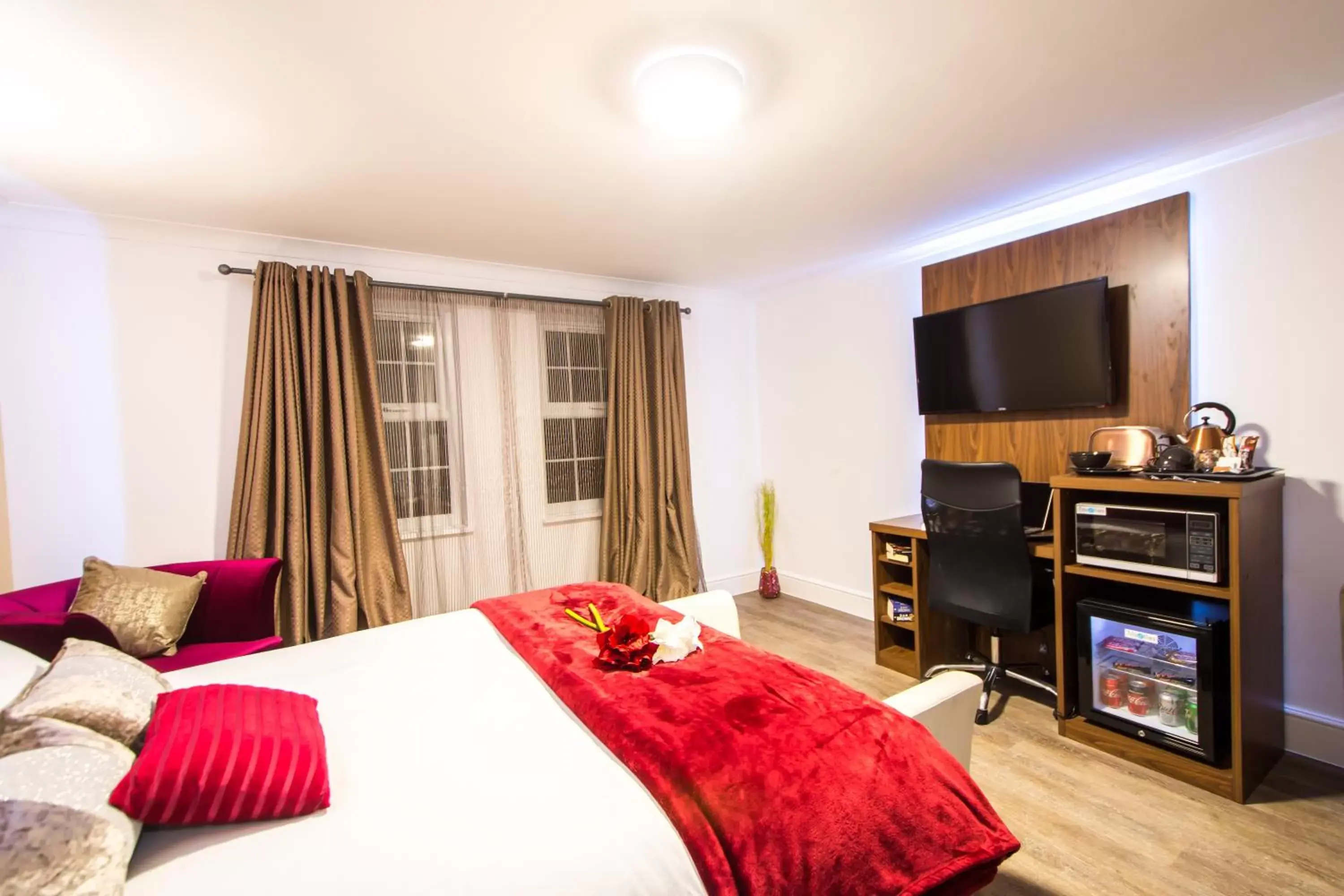 Bed in Trivelles Gatwick Hotel & airport Parking