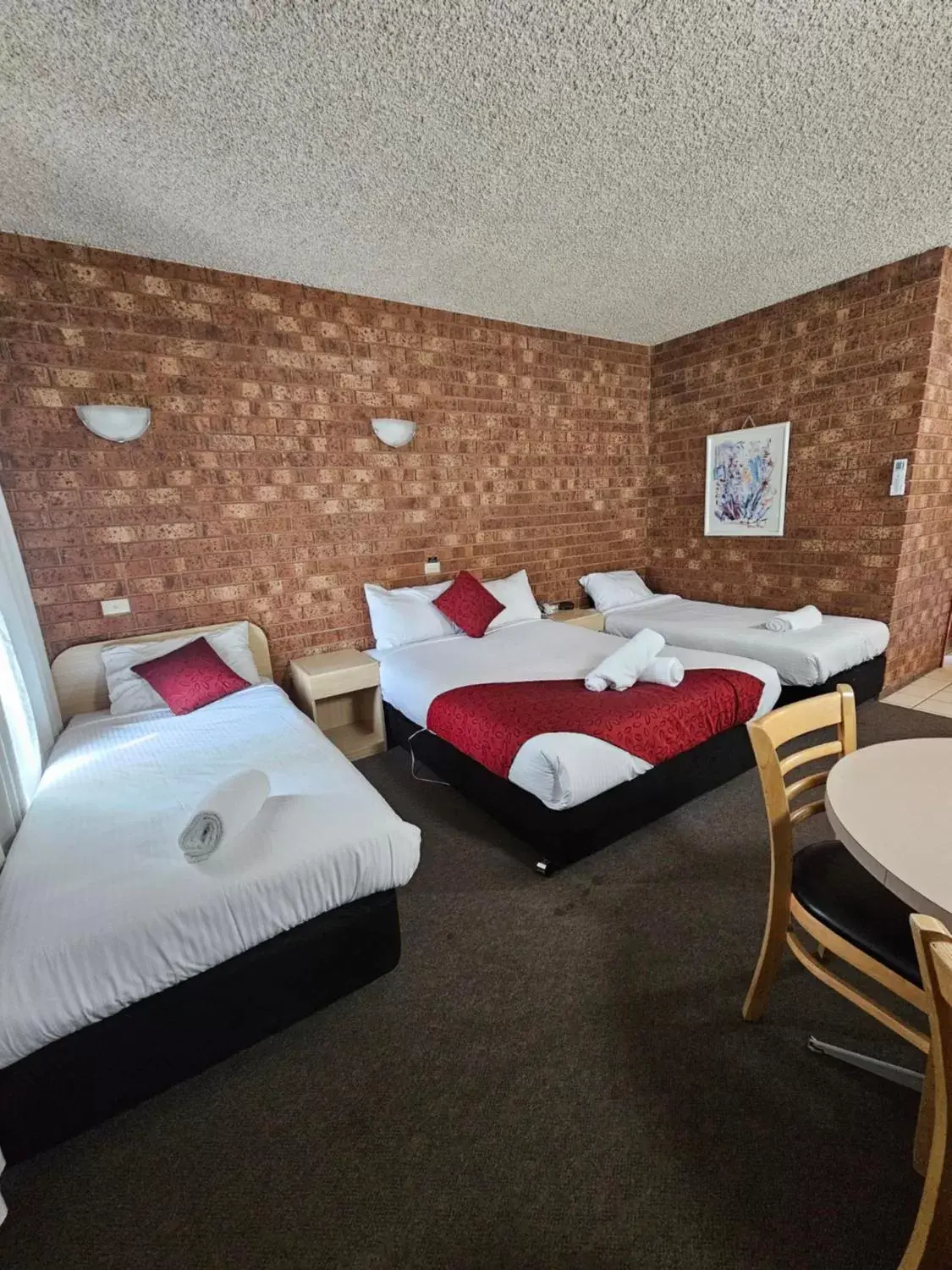 Bed in Courtyard Motor Inn