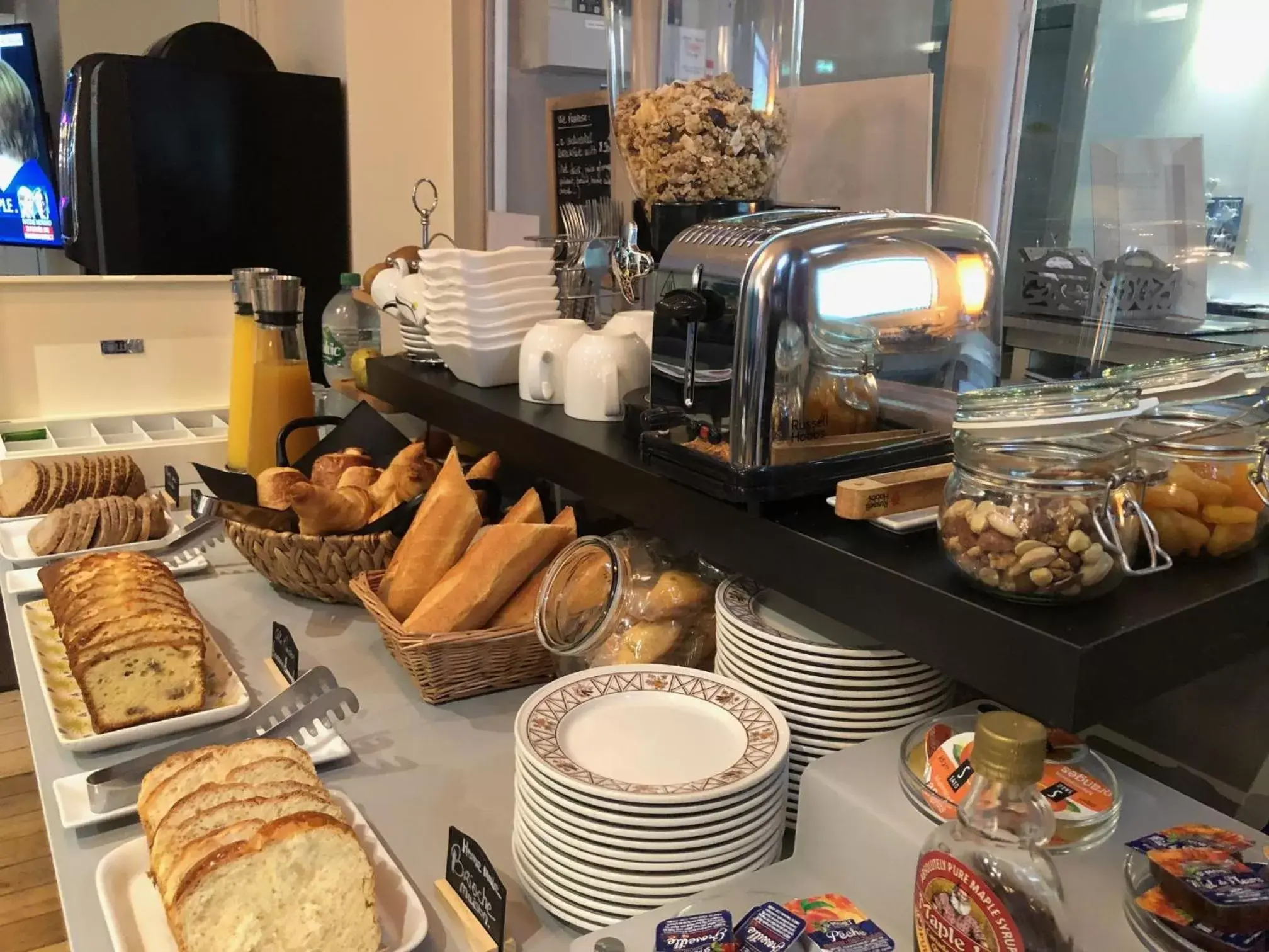 Restaurant/places to eat, Breakfast in Hôtel Le Biarritz - Vichy