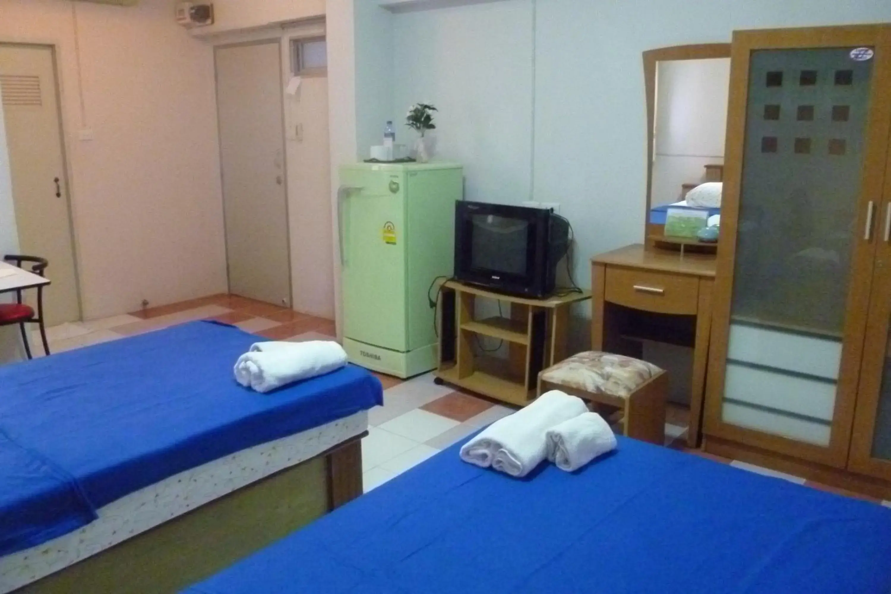 Communal lounge/ TV room, Bed in Thanapa Mansion (Donmuang Airport)