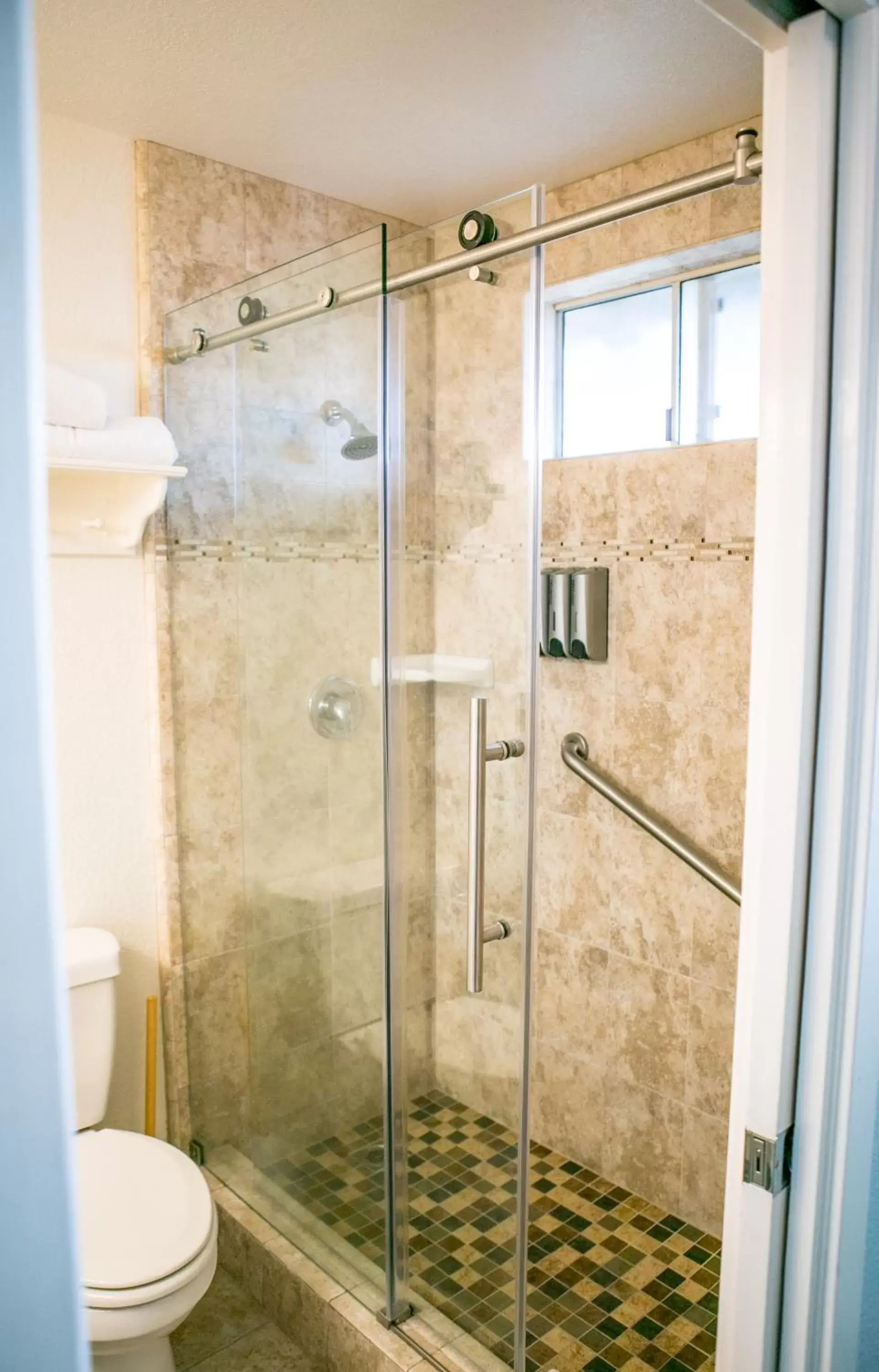 Shower, Bathroom in Sea Otter Inn