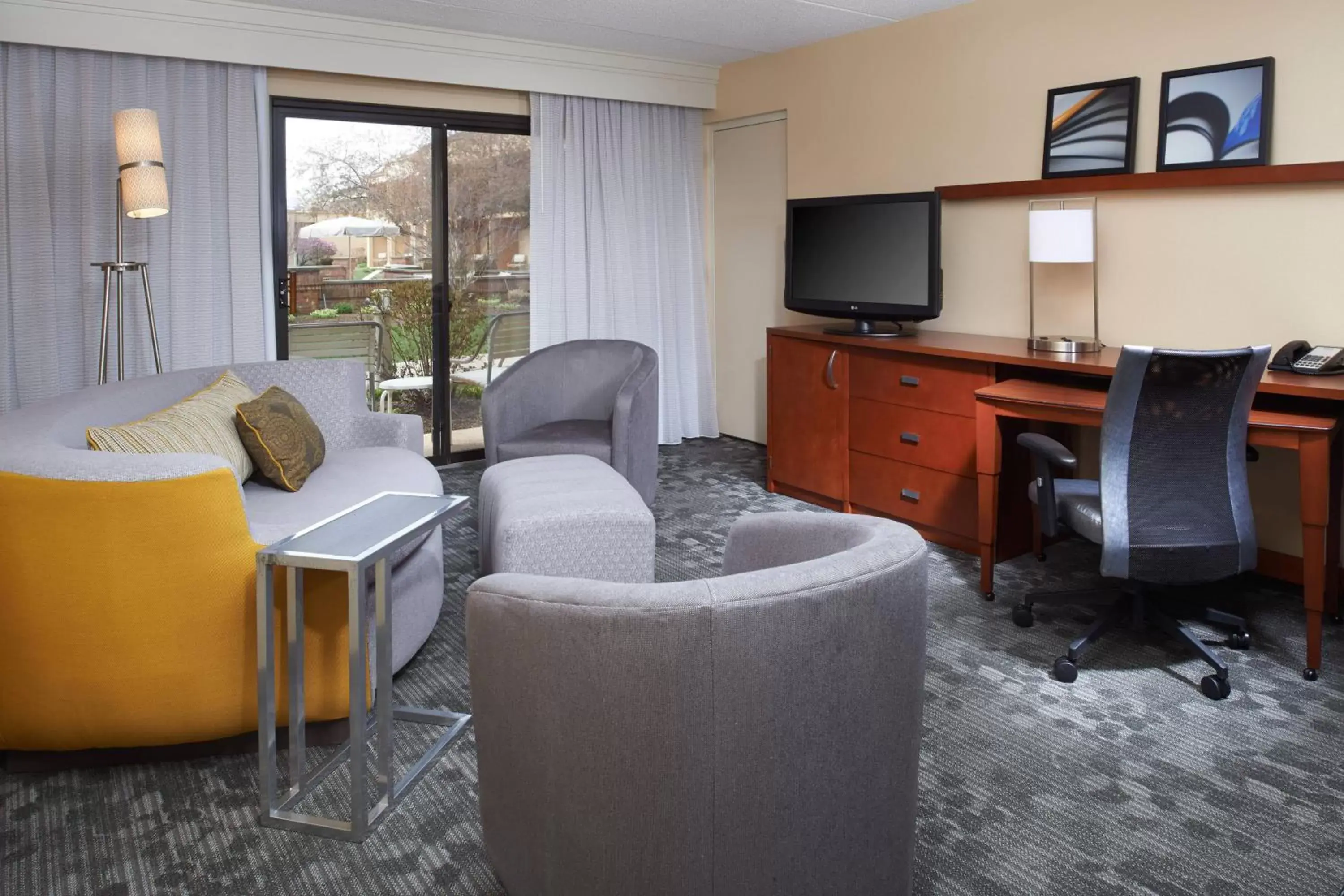 Living room, Seating Area in Courtyard by Marriott Rockford