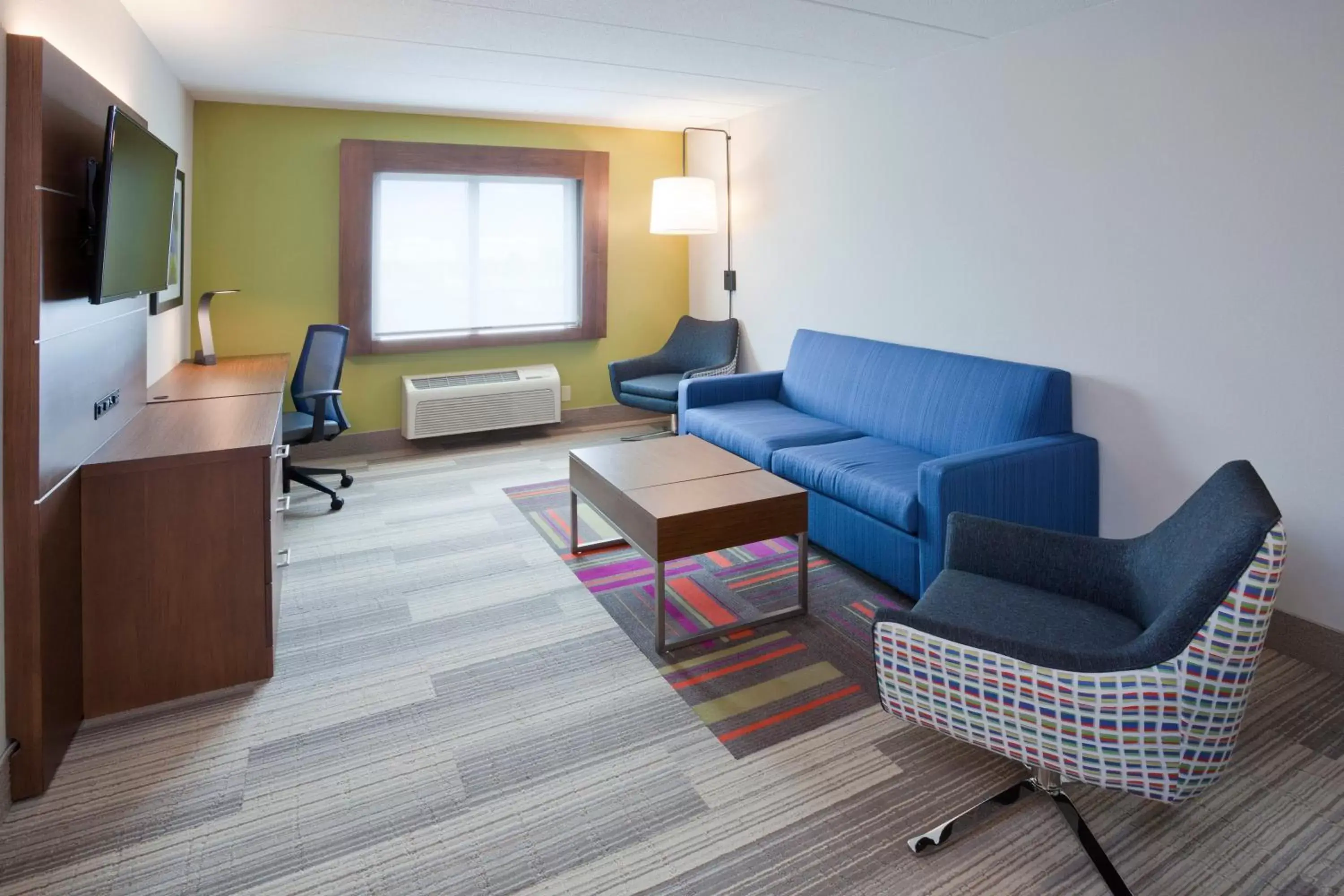 Photo of the whole room, Seating Area in Holiday Inn Express Roseville-St. Paul, an IHG Hotel