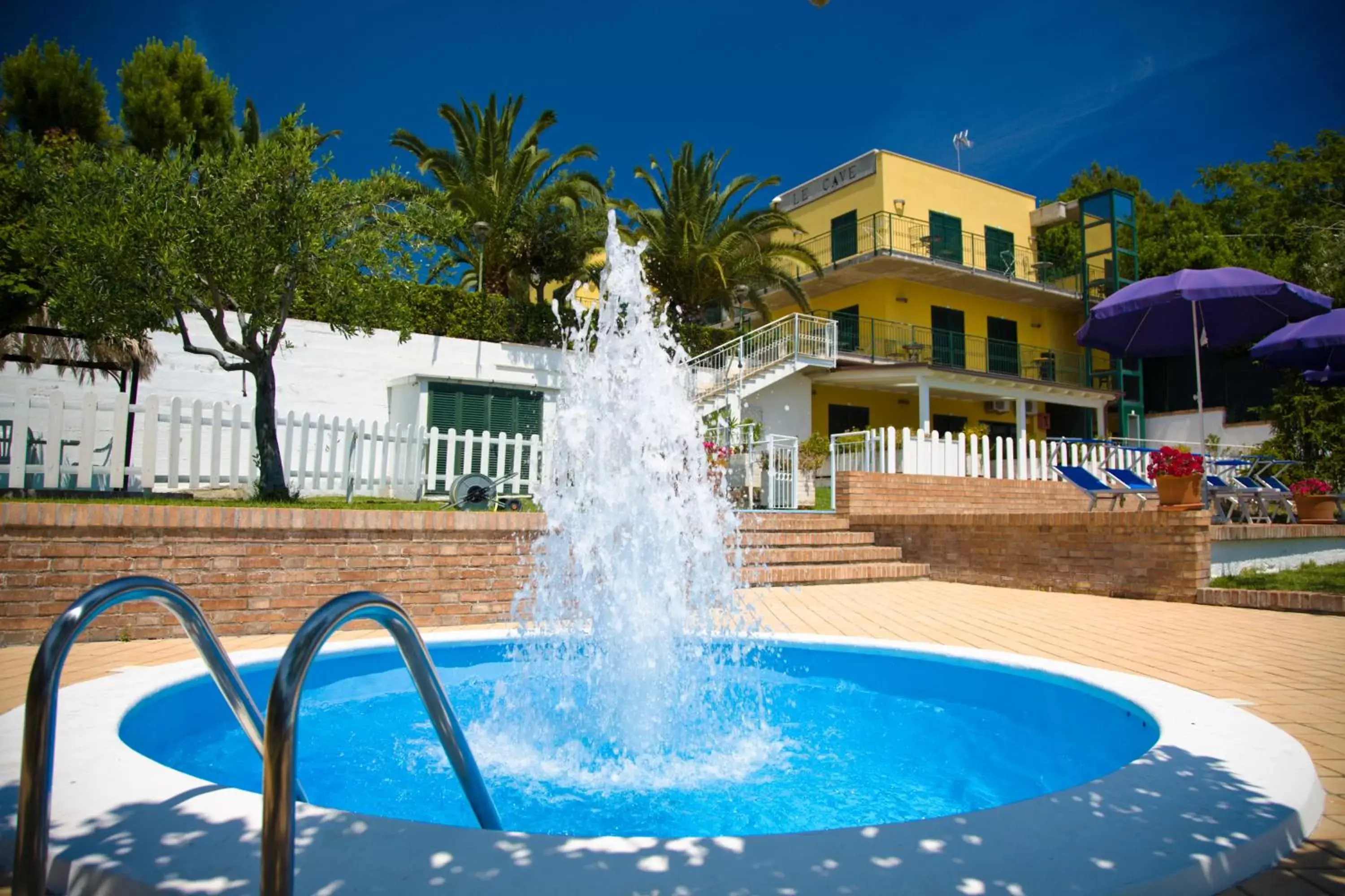 Swimming Pool in Hotel Le Cave