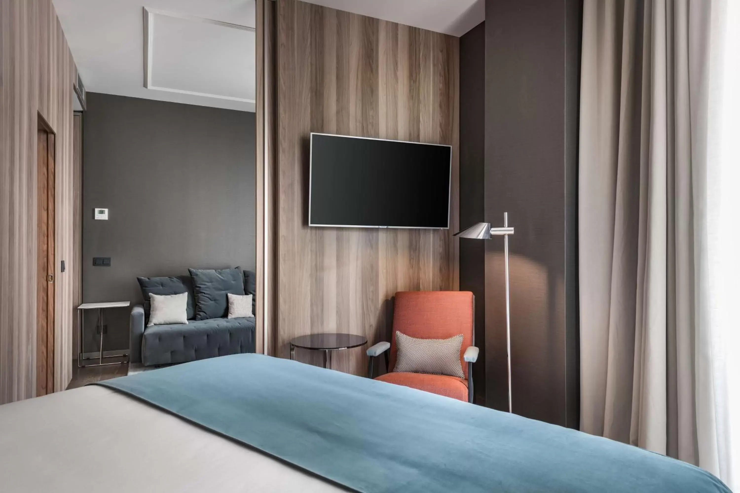 Photo of the whole room, Bed in NH Collection Madrid Gran Vía