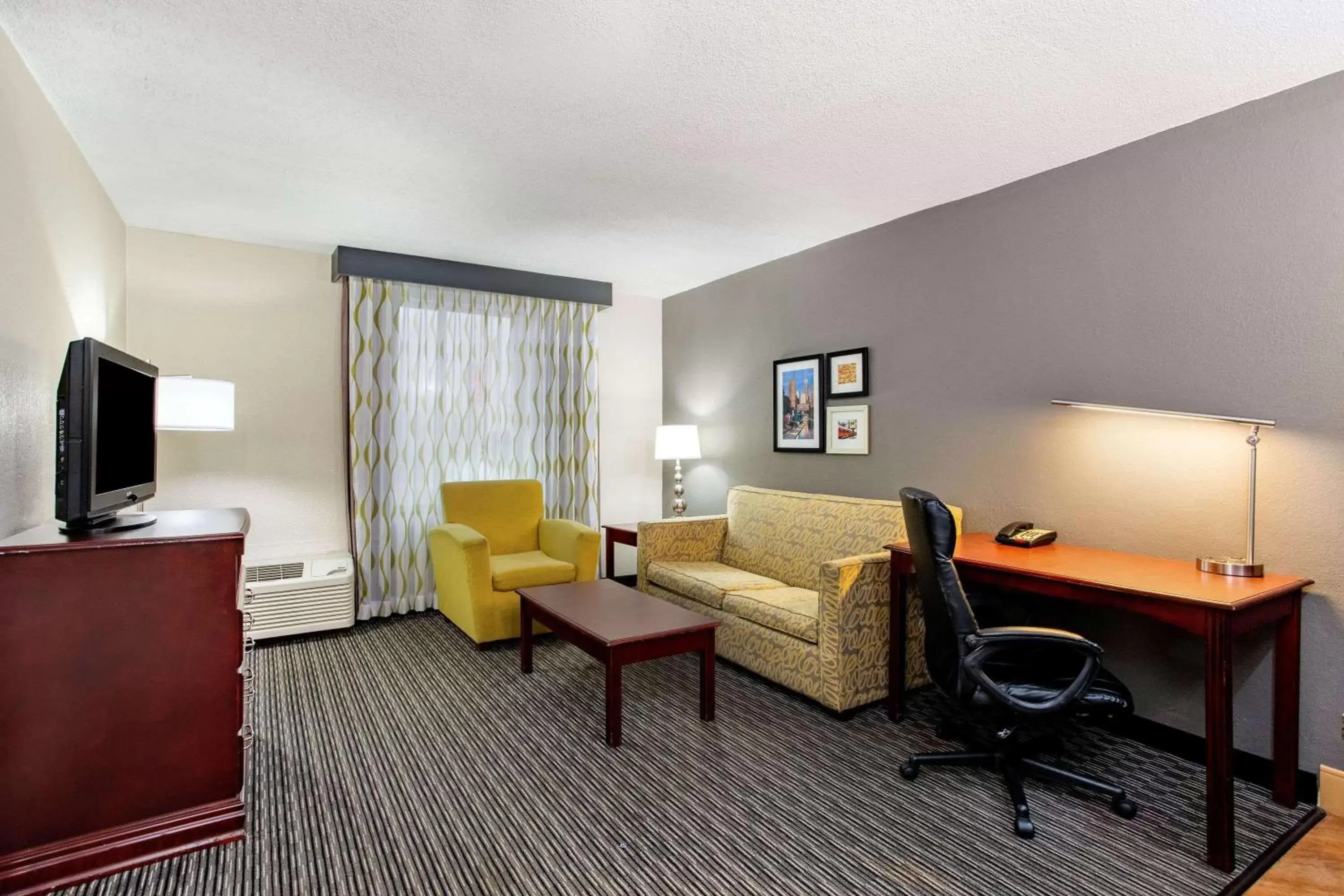 Photo of the whole room, Seating Area in La Quinta by Wyndham Indianapolis South