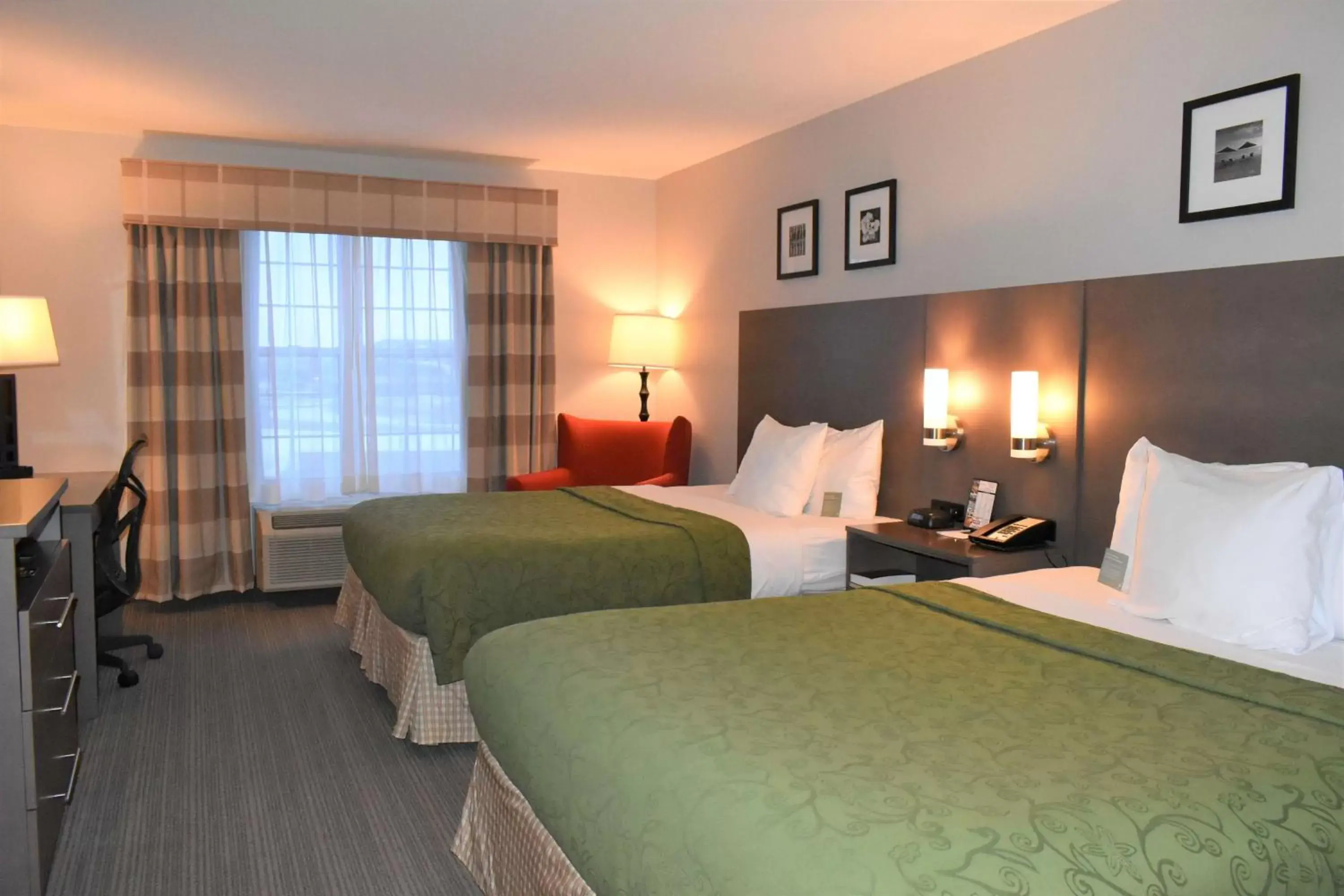 Photo of the whole room, Bed in Country Inn & Suites by Radisson, Kenosha, WI