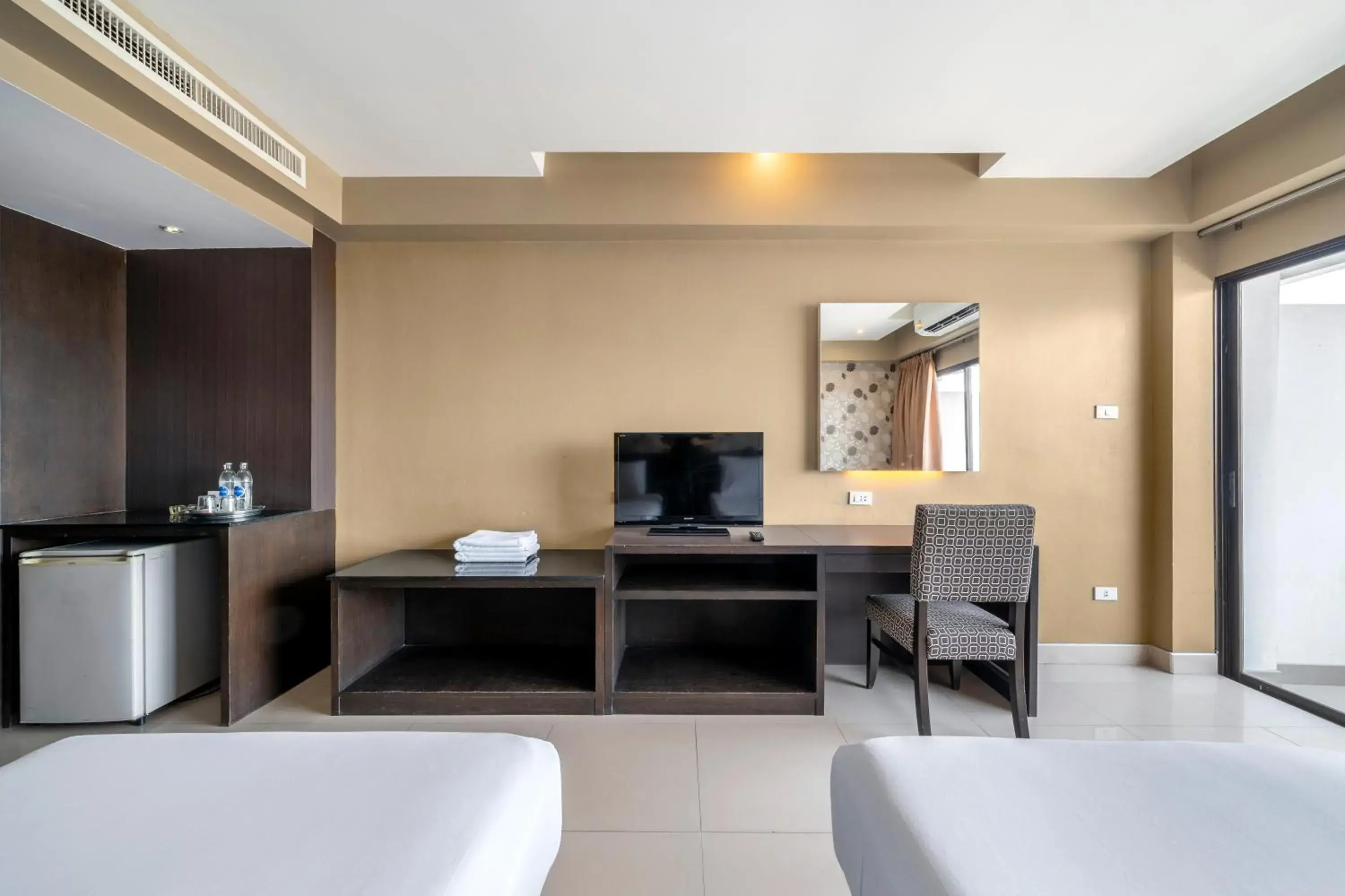 Bedroom, TV/Entertainment Center in Welcome Plaza Hotel Pattaya