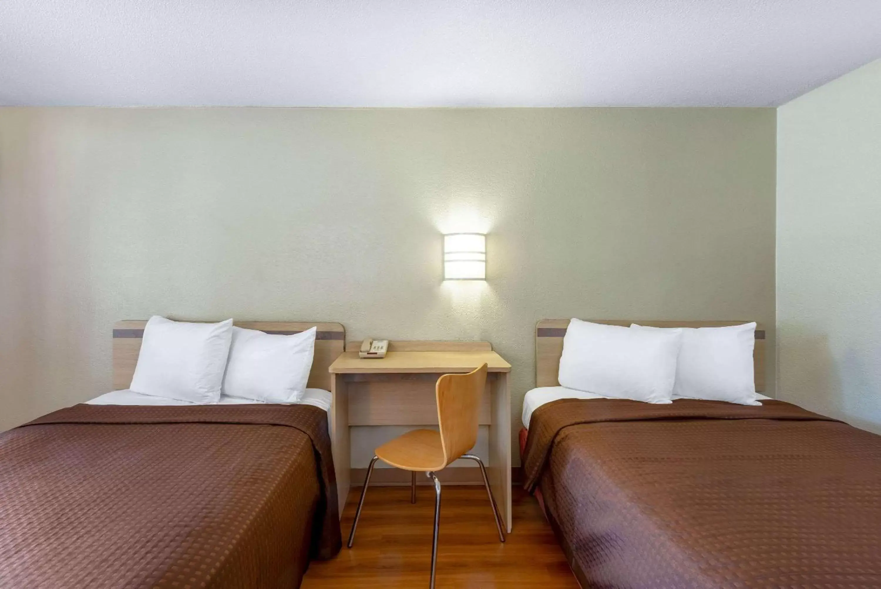 Photo of the whole room, Bed in Travelodge by Wyndham Essington / Philadelphia Airport