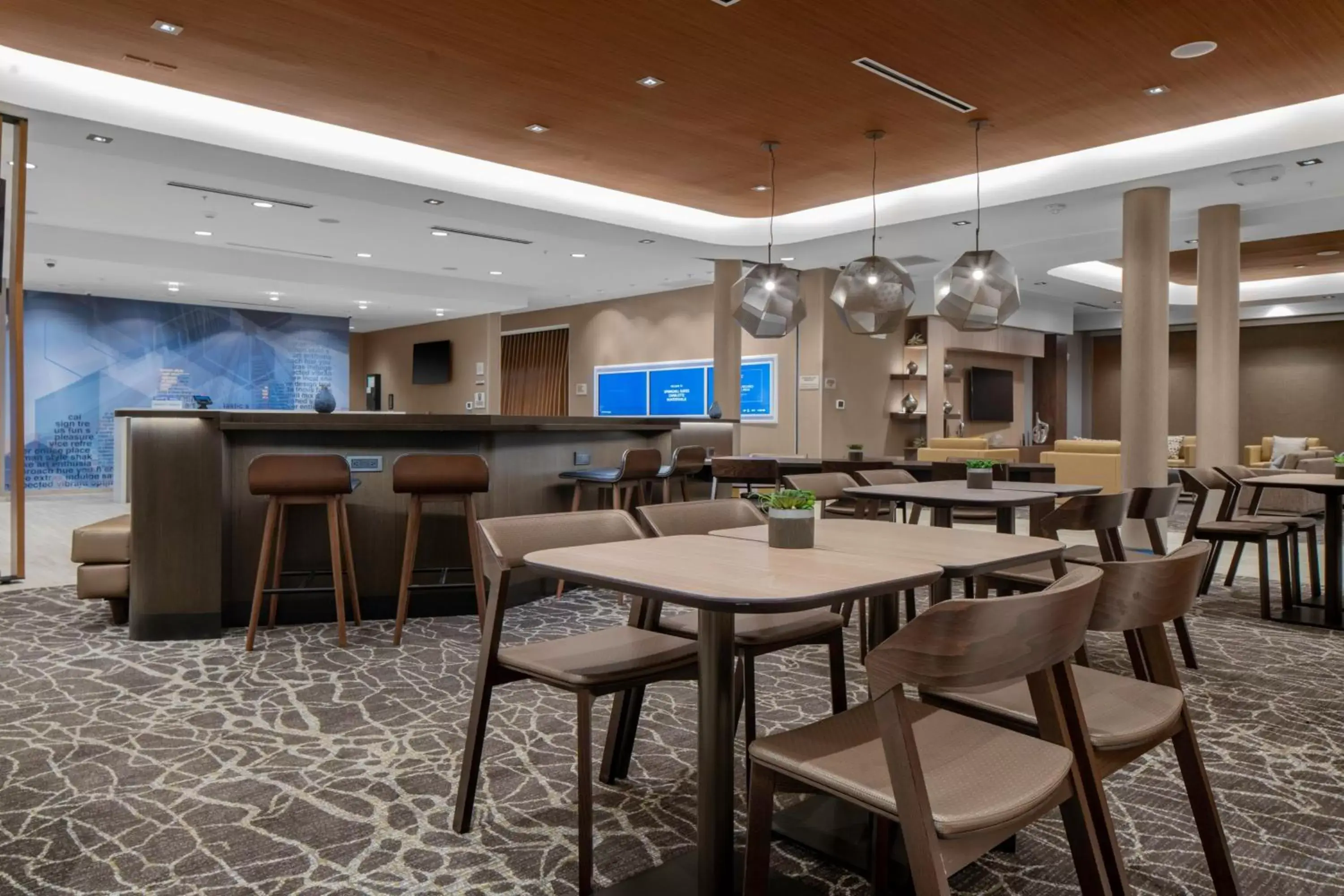 Breakfast, Lounge/Bar in SpringHill Suites by Marriott Charlotte Huntersville