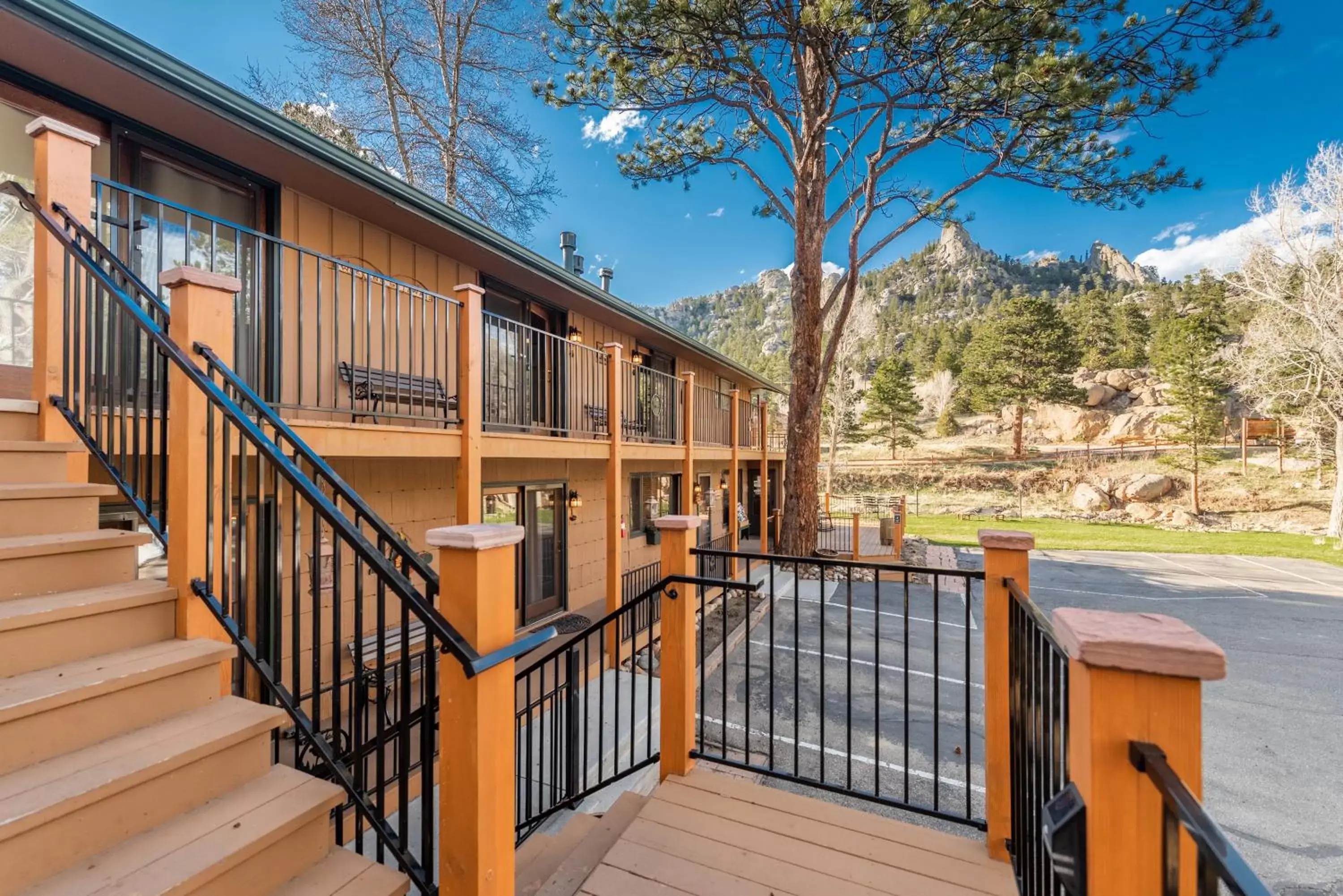 Mountain view in 4 Seasons Inn on Fall River Mountain view in 4 Seasons Inn on Fall River