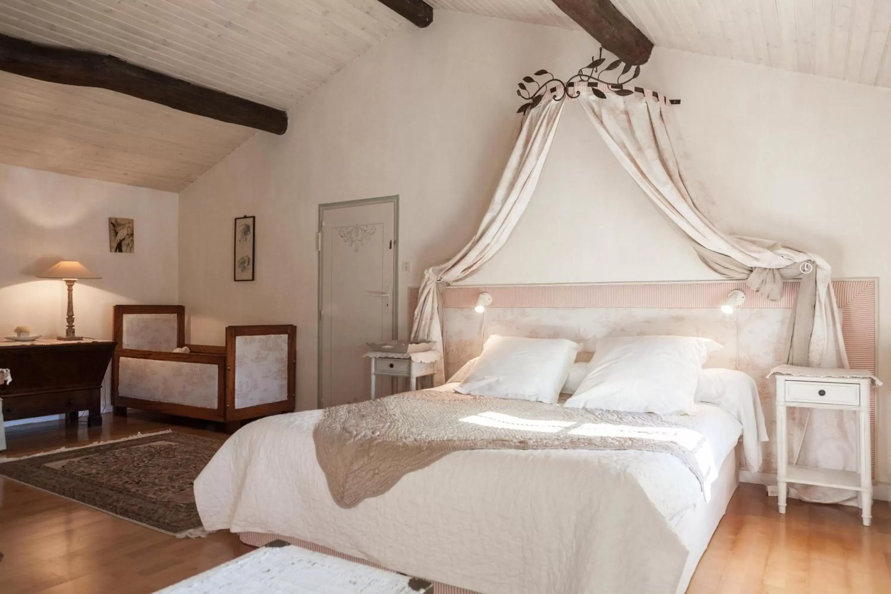 Photo of the whole room, Bed in Chambres d'hôtes de charme au REFUGE DU PEINTRE prés de St Emilion