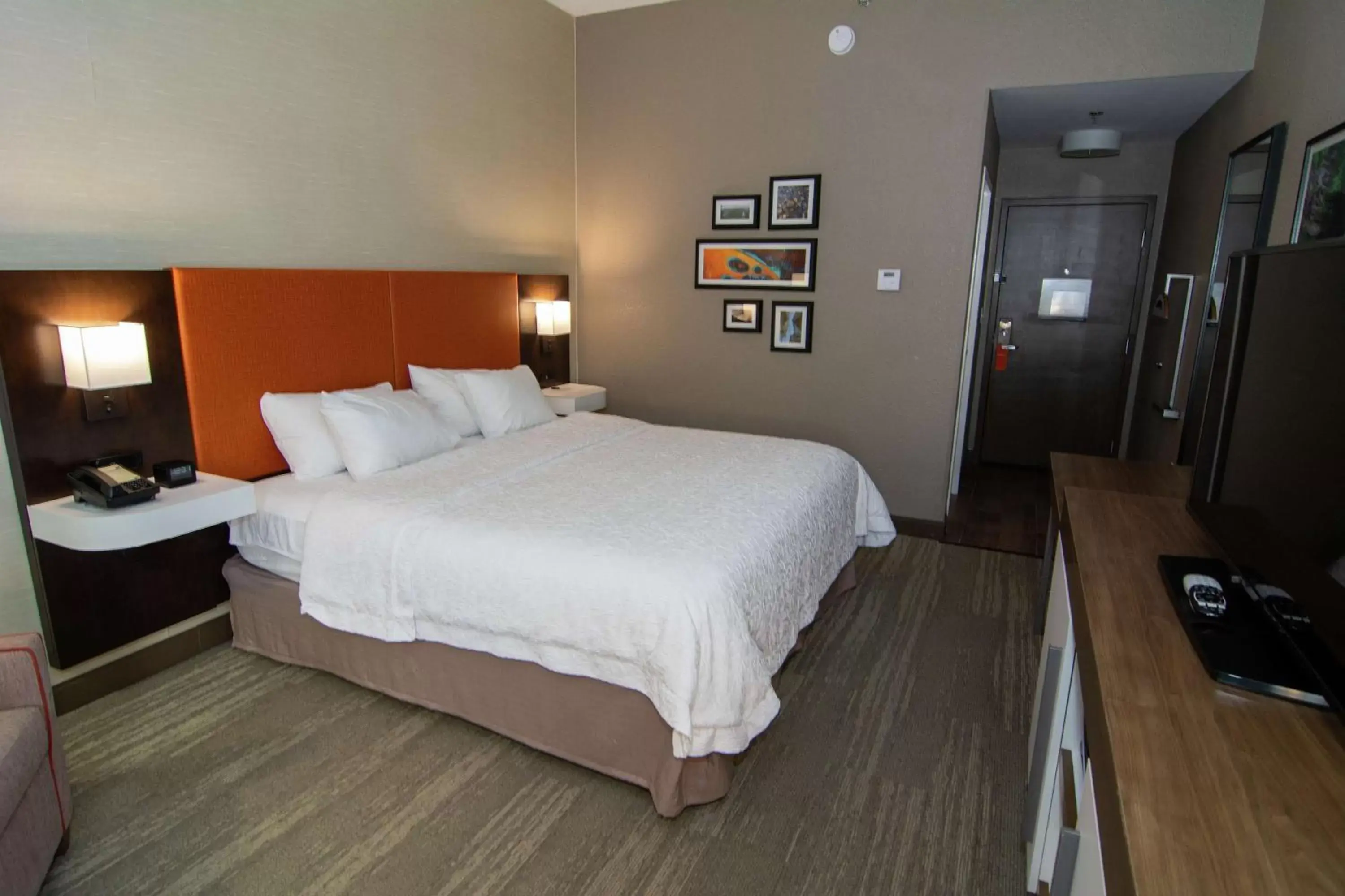 Bed in Hampton Inn Summersville Bed in Hampton Inn Summersville