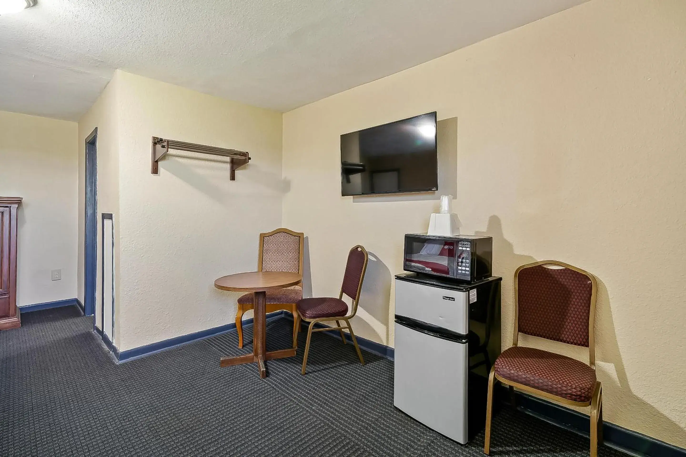 TV and multimedia, TV/Entertainment Center in OYO Hotel Luling TX Downtown I-10/US-90
