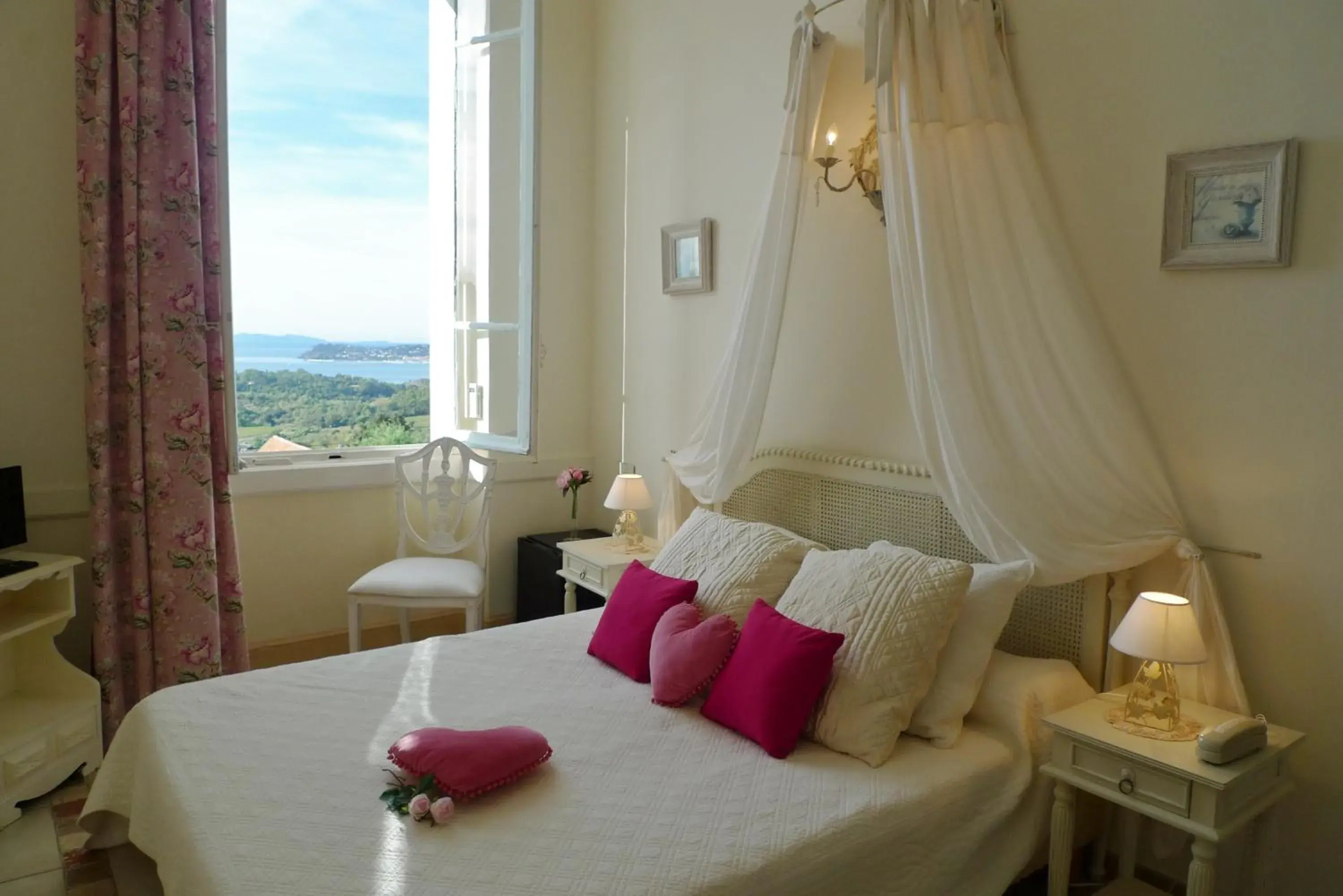 Bedroom, Bed in Hôtel l'Orangeraie Bedroom, Bed in Hôtel l'Orangeraie