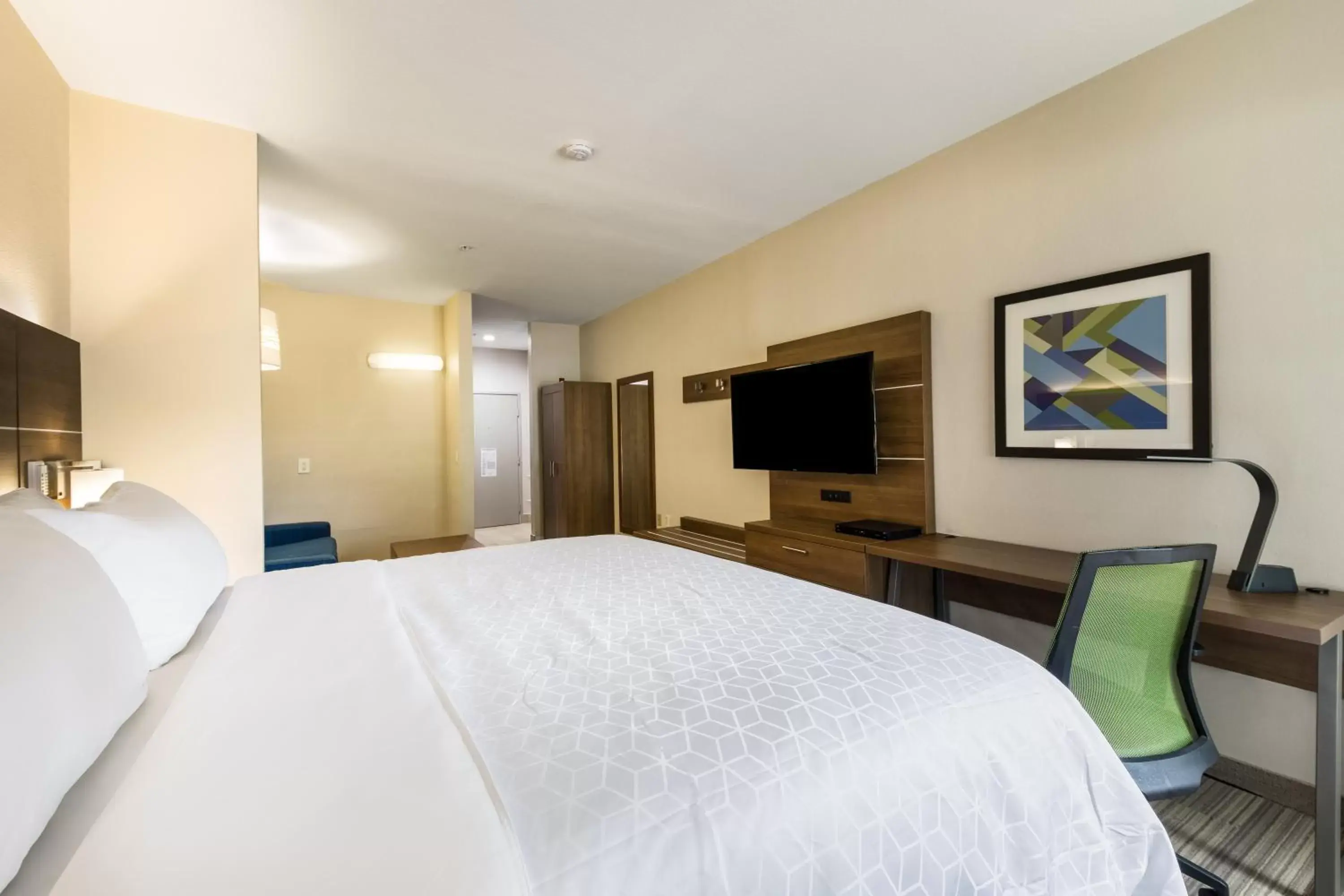 Photo of the whole room, Bed in Holiday Inn Express Hotel & Suites Columbus, an IHG Hotel