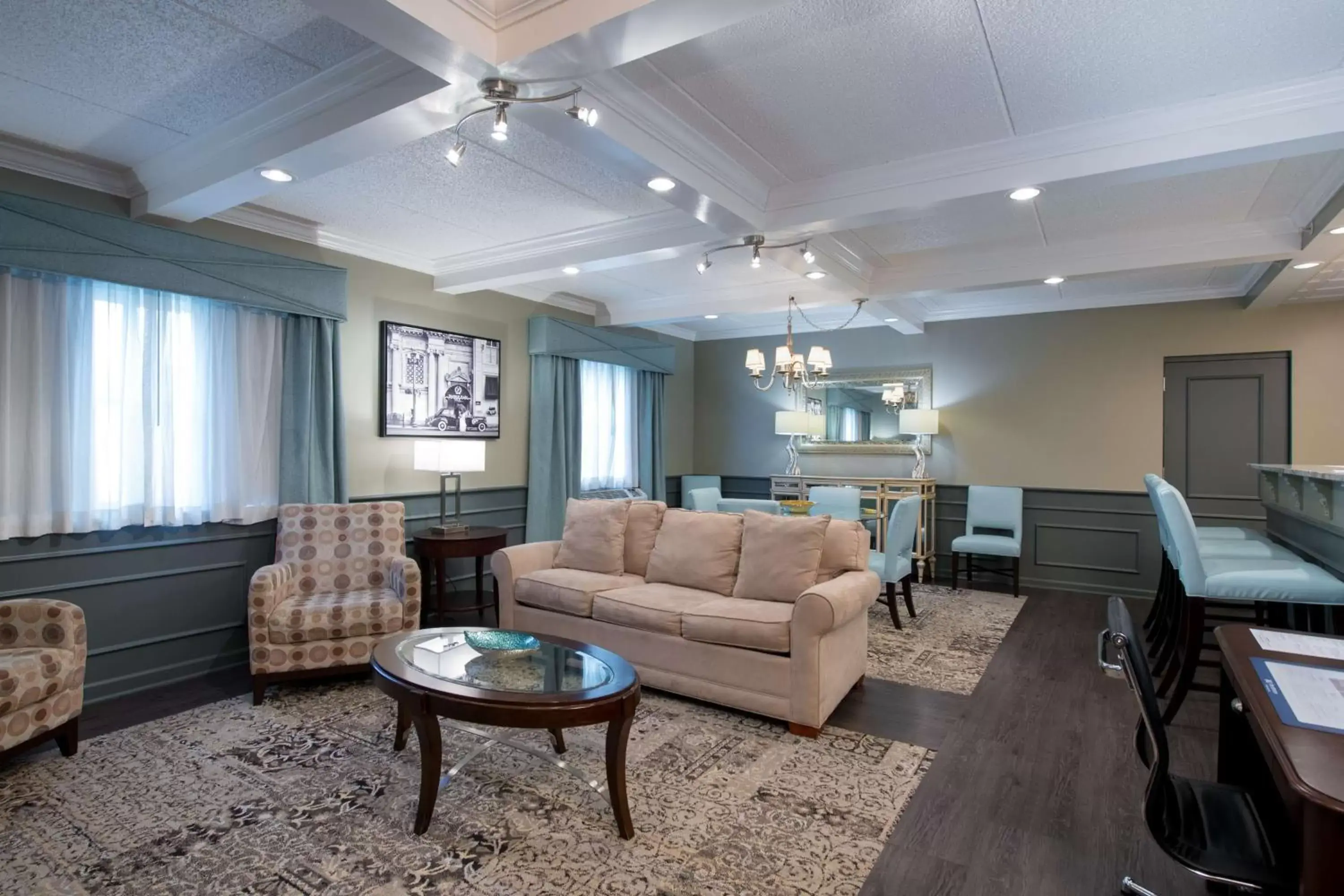 Photo of the whole room, Seating Area in Best Western PLUS Franklin Square Inn