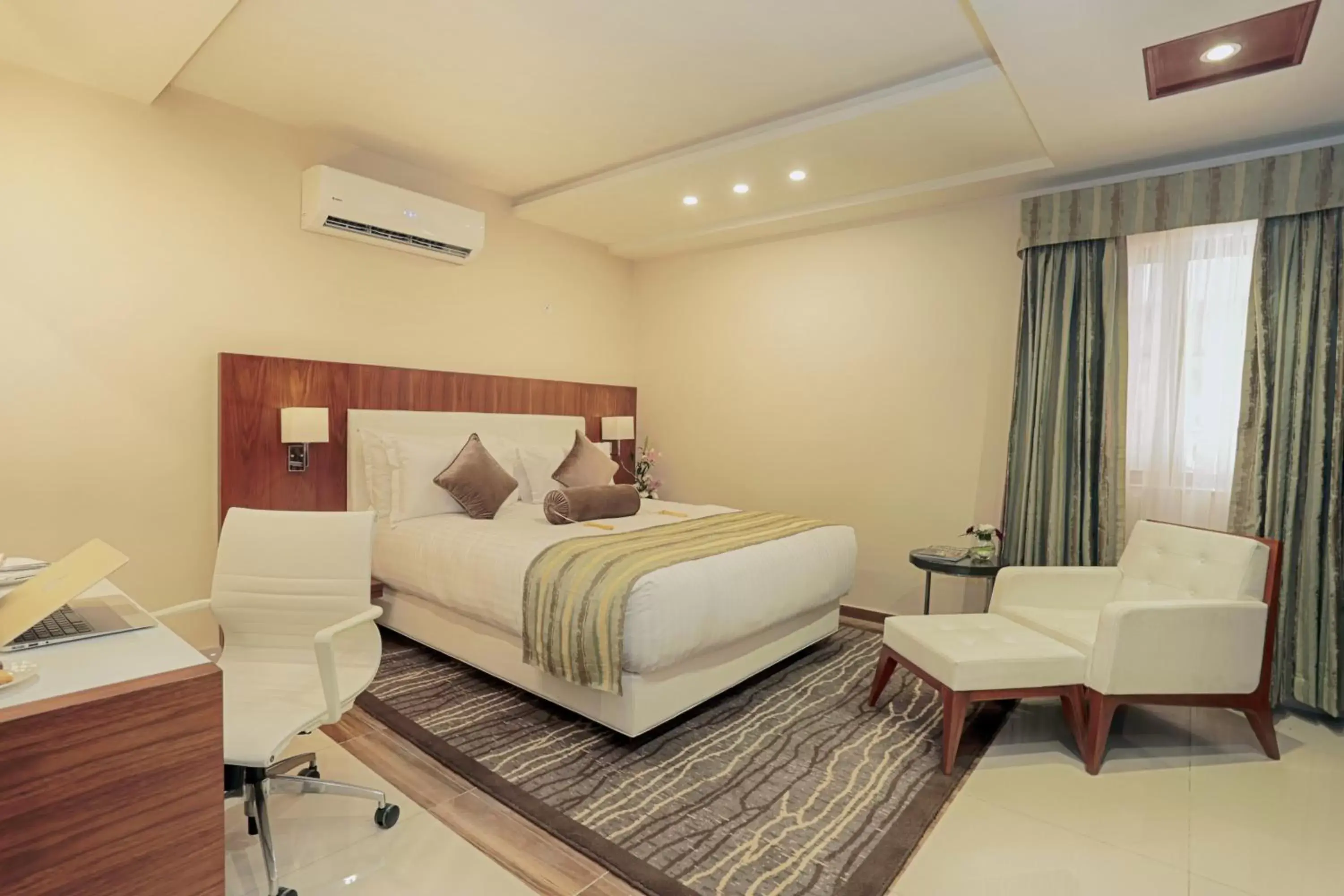 Bedroom, Bed in Avari Xpress Faisalabad