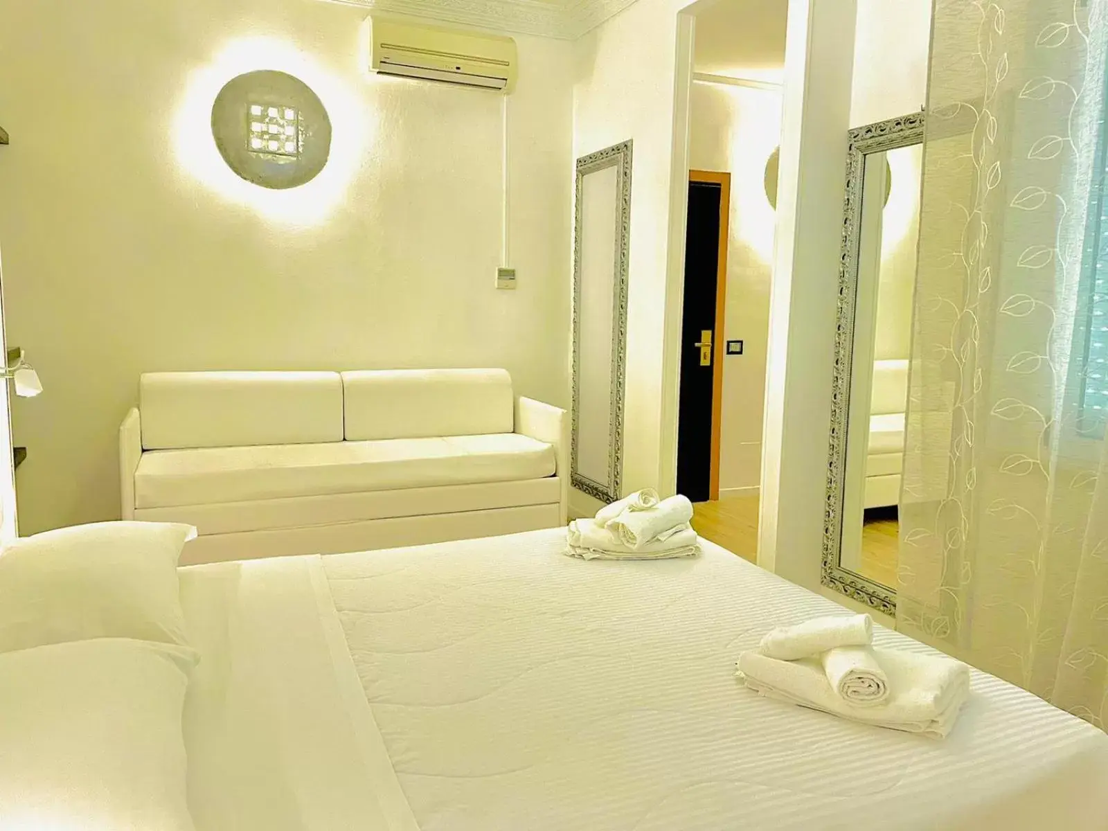 Restaurant/places to eat, Bed in Hotel Okinawa Restaurant/places to eat, Bed in Hotel Okinawa