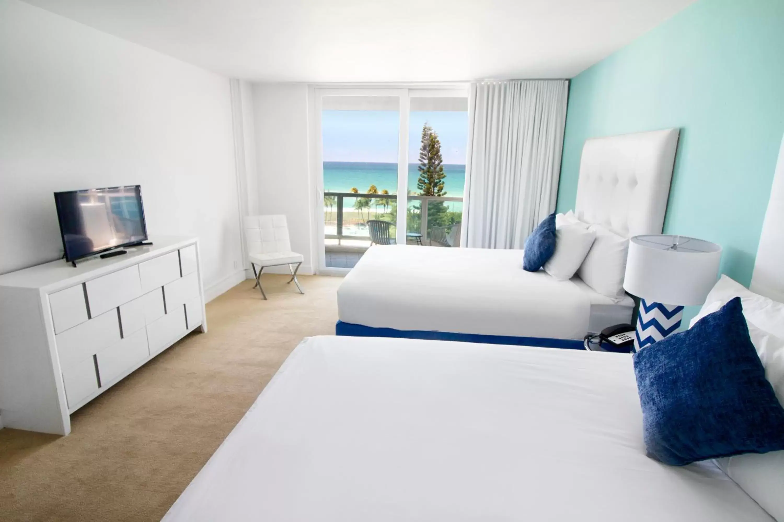 Sea view, Bed in Seacoast Suites on Miami Beach Sea view, Bed in Seacoast Suites on Miami Beach