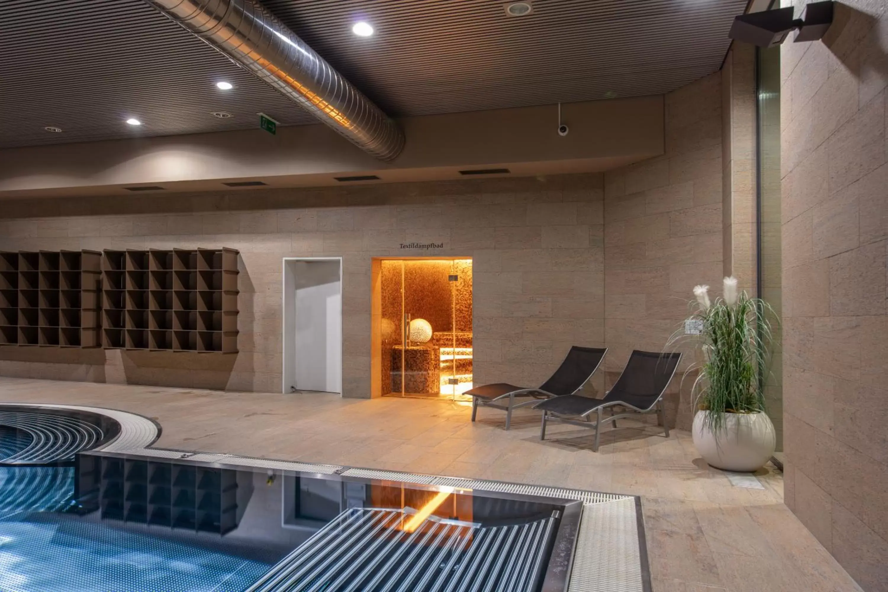Hot Tub, Swimming Pool in Wellness Hotel Aquafit Sursee