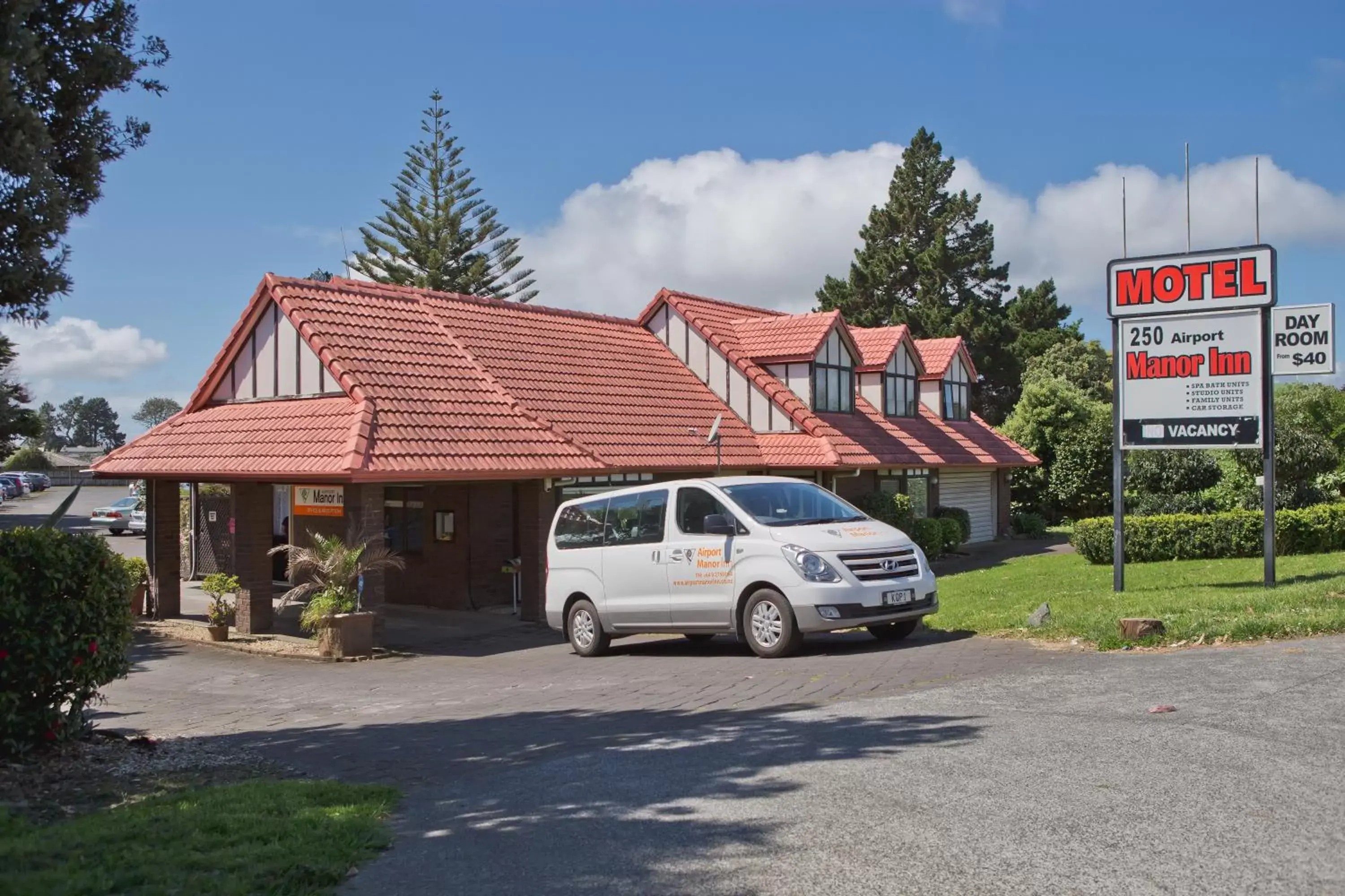 Facade/entrance, Property Building in Airport Manor Inn