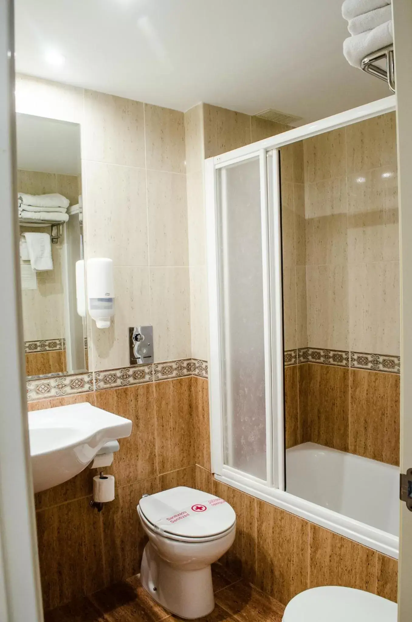 Shower, Bathroom in Hotel Jaqués