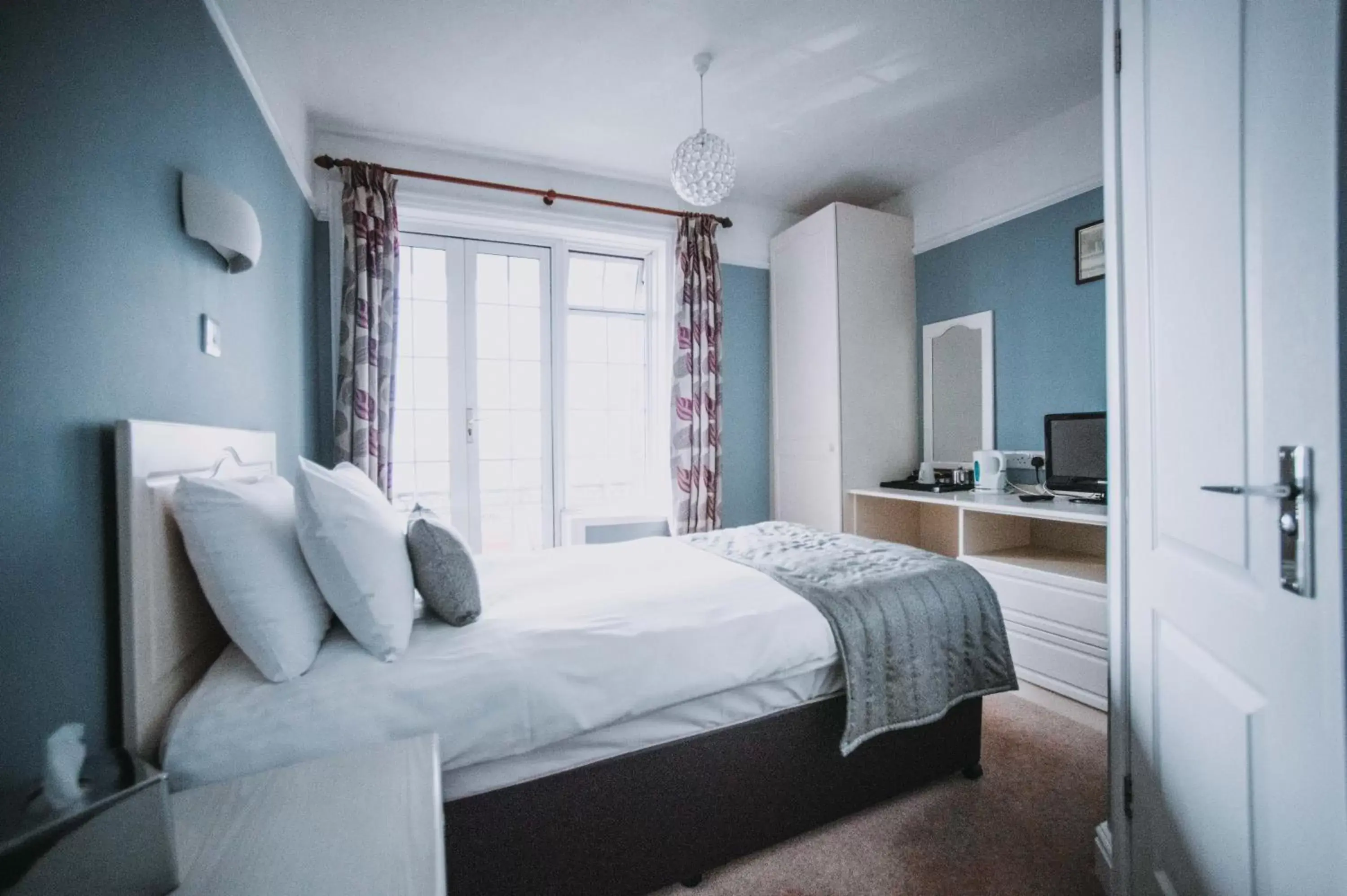 Photo of the whole room, Bed in Bedford Hotel